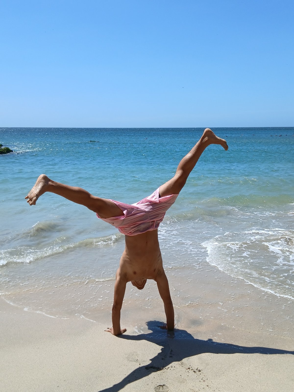 Beach acrobatics and selfies captured at Pedro González Venezuela
