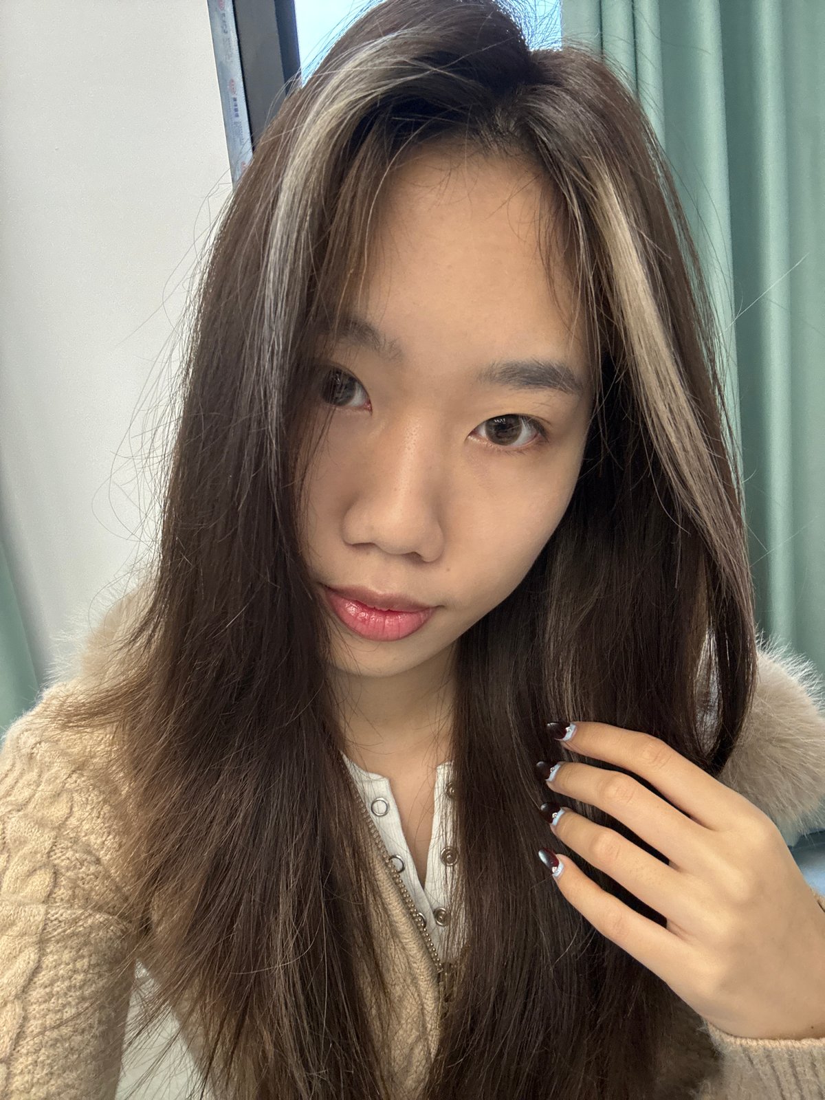 Woman takes multiple selfies in Chongqing apartment overnight