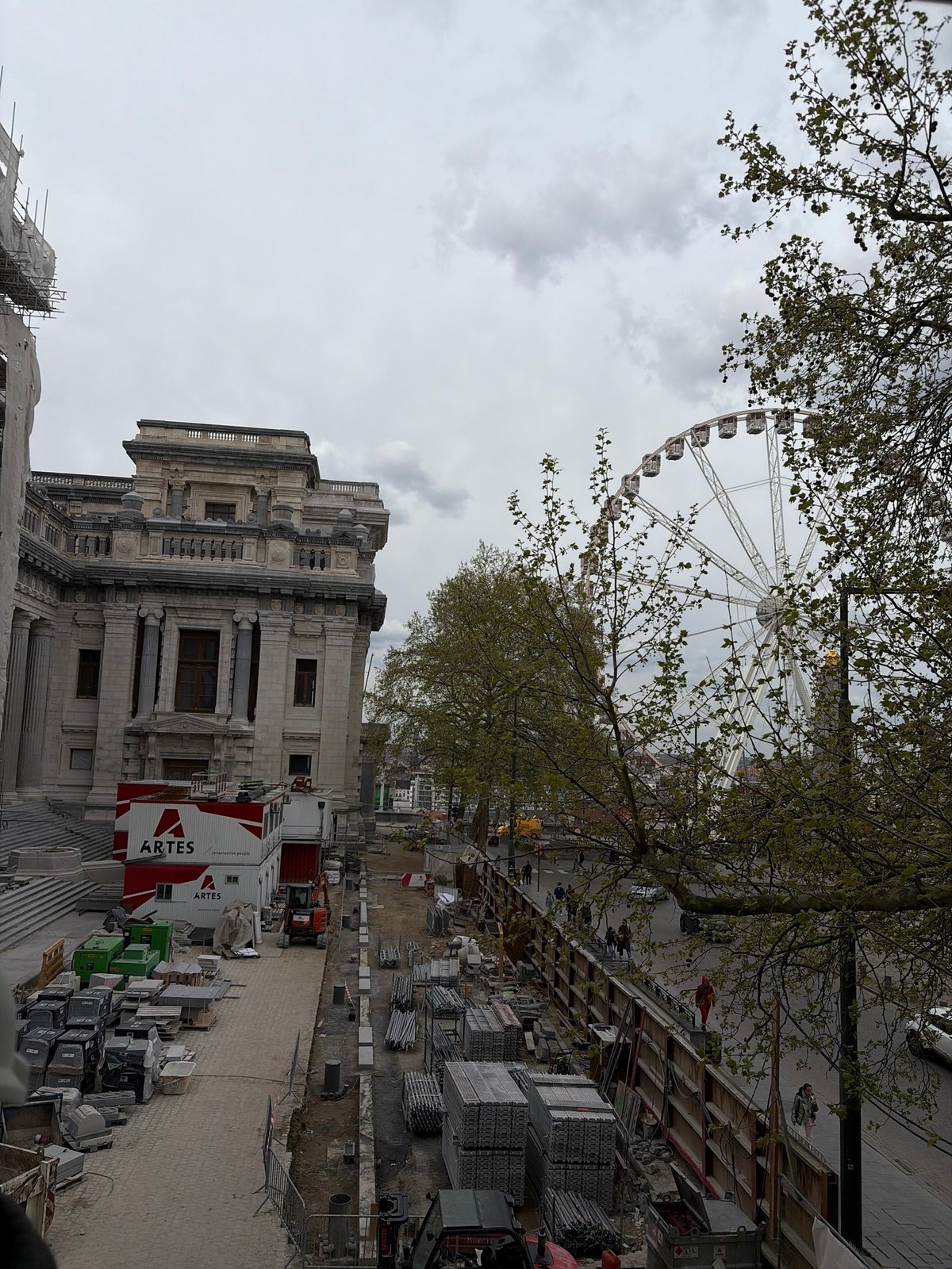 Construction workers photographed taking selfies at Brussels building sites