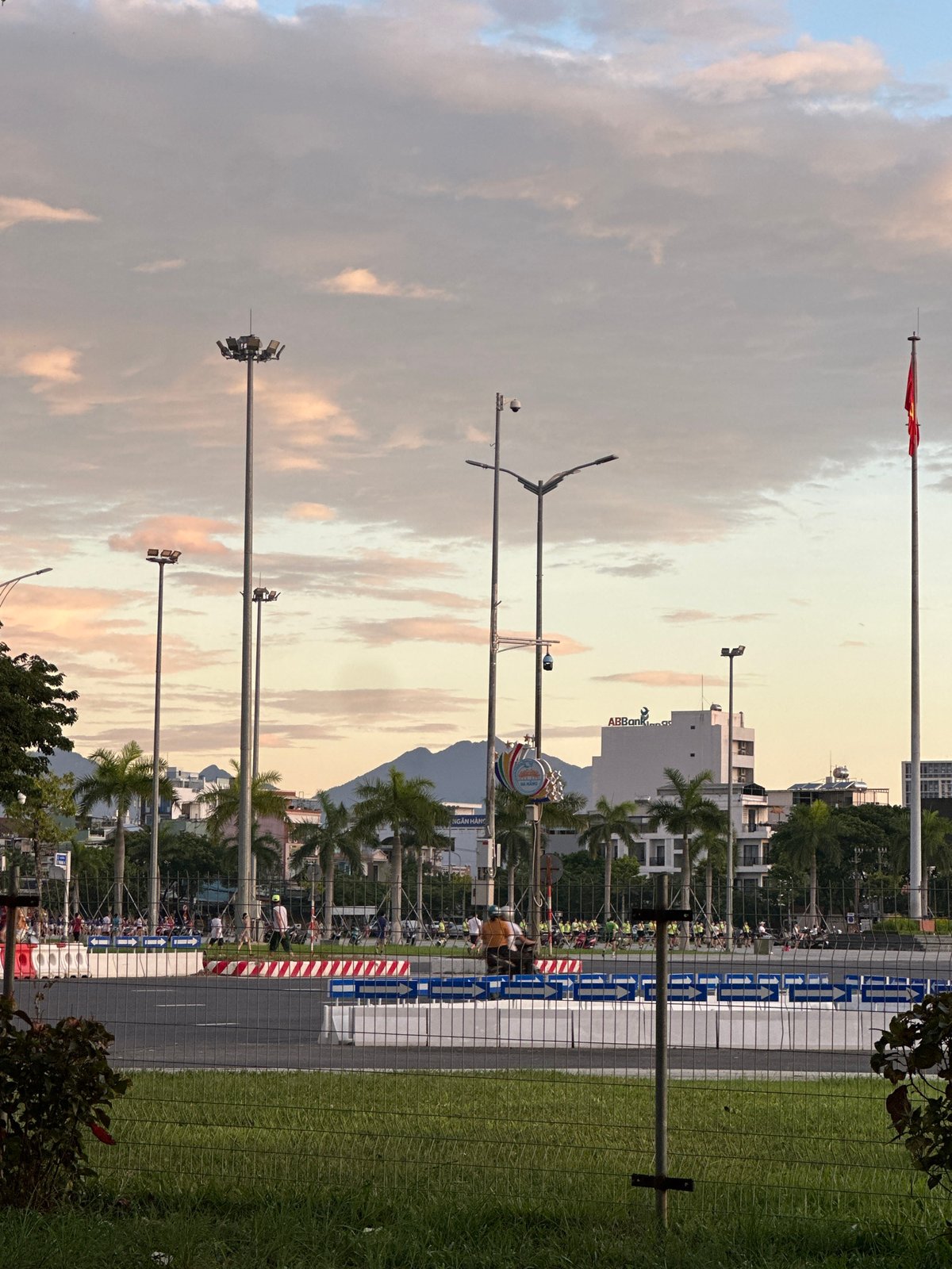 Đà Nẵng at sunset, street and park views