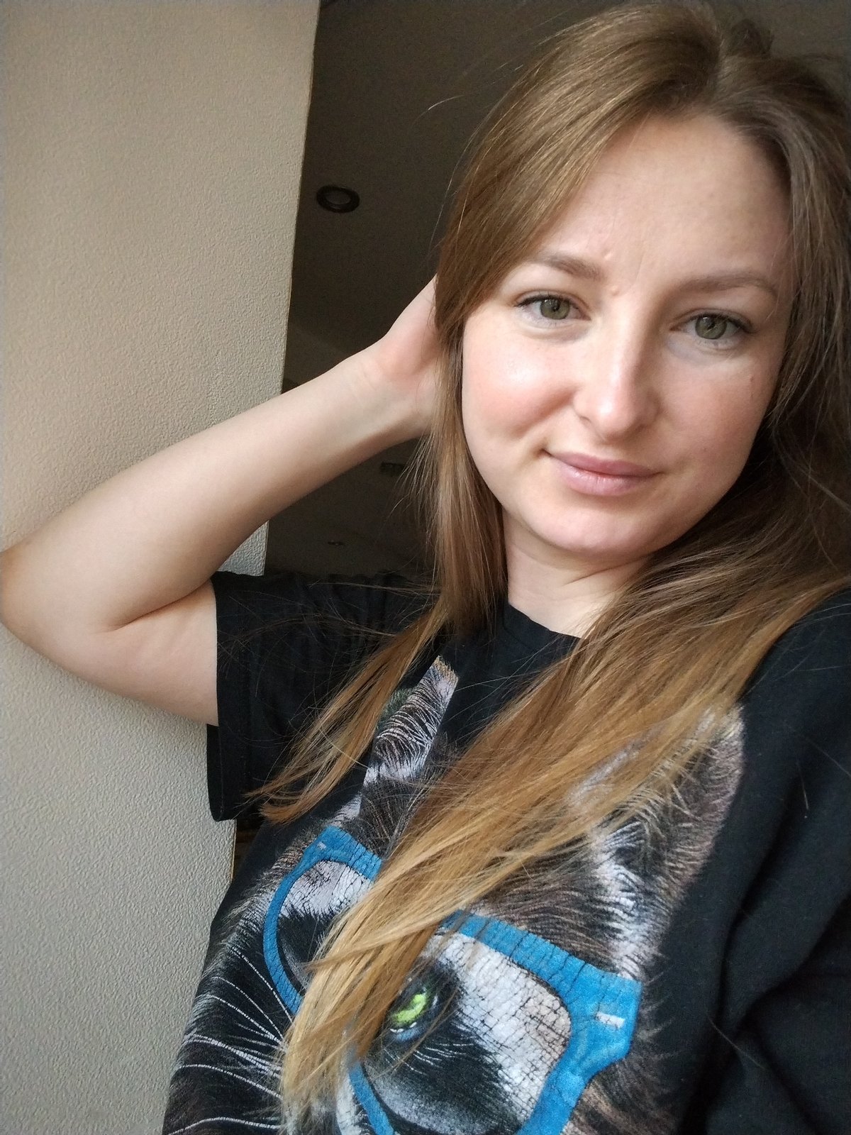 Woman in animal graphic shirt spotted against wall in Chaikovsky