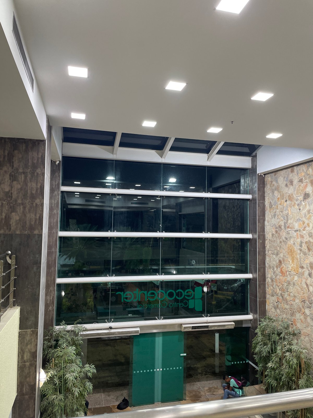 Evening mall visit documented in El Valle del Espíritu Santo