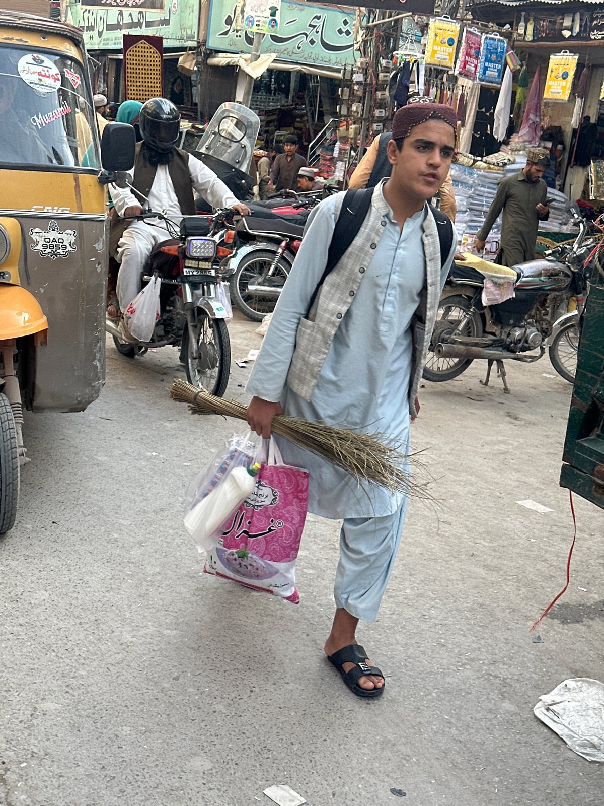 Midday market life documented in South Asian district