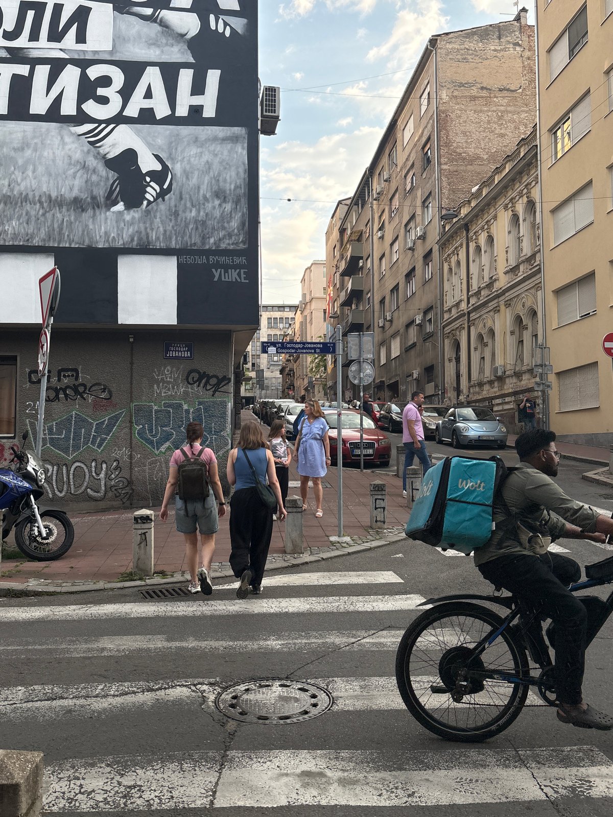 Ordinary afternoon life documented around Belgrade bistro district