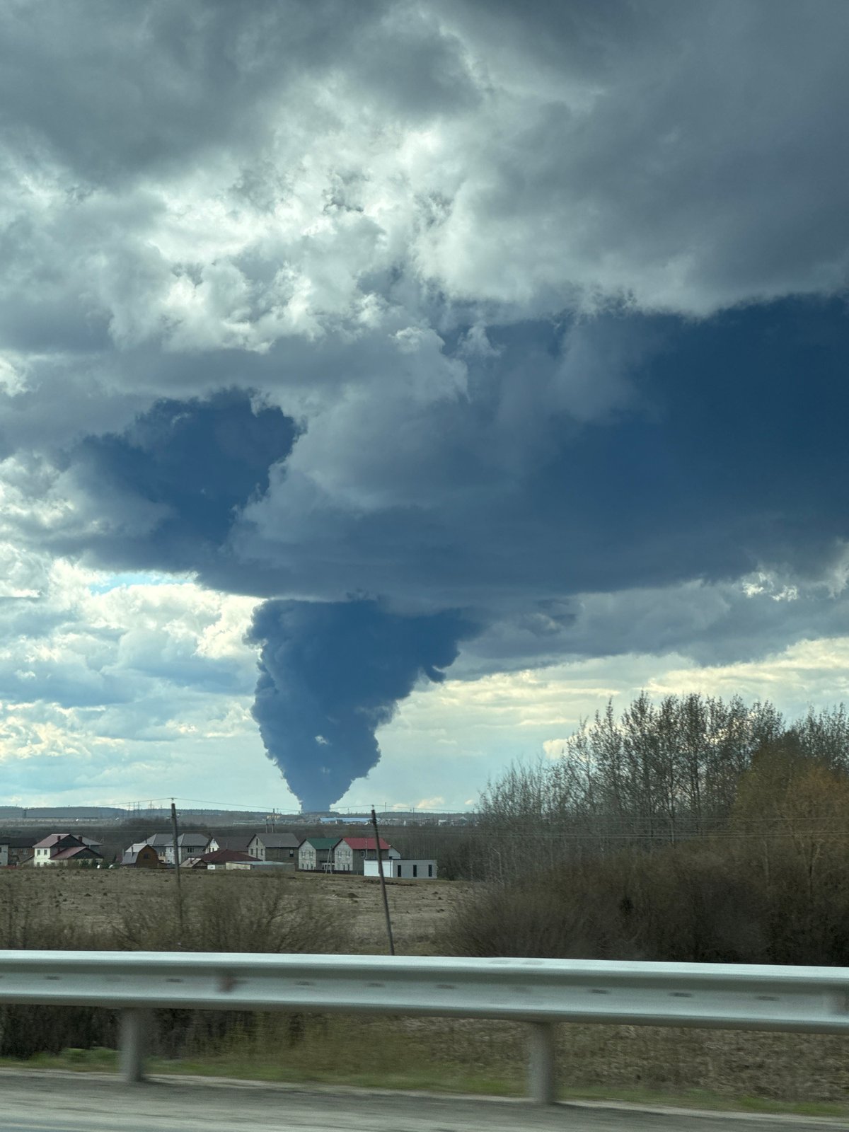 Large smoke plume observed rising near Фролы, Russia