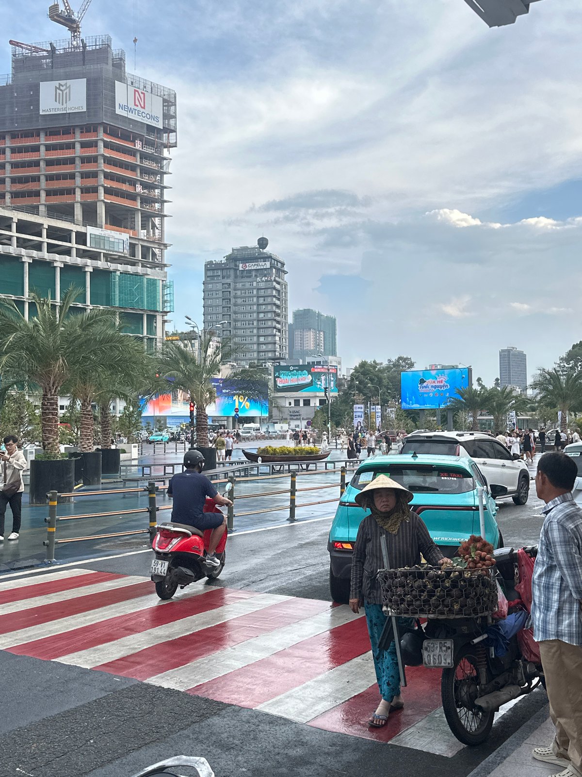 Street vendors and construction sites define a Thủ Đức morning