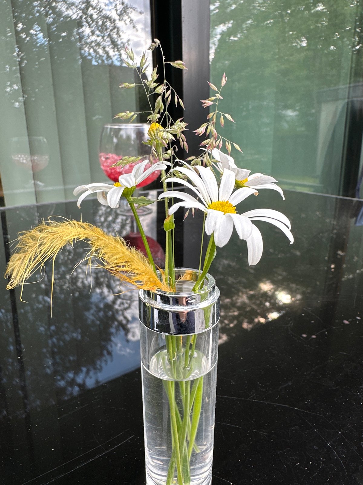 Coffee and flowers with Ukrainian flags in Krefeld garden