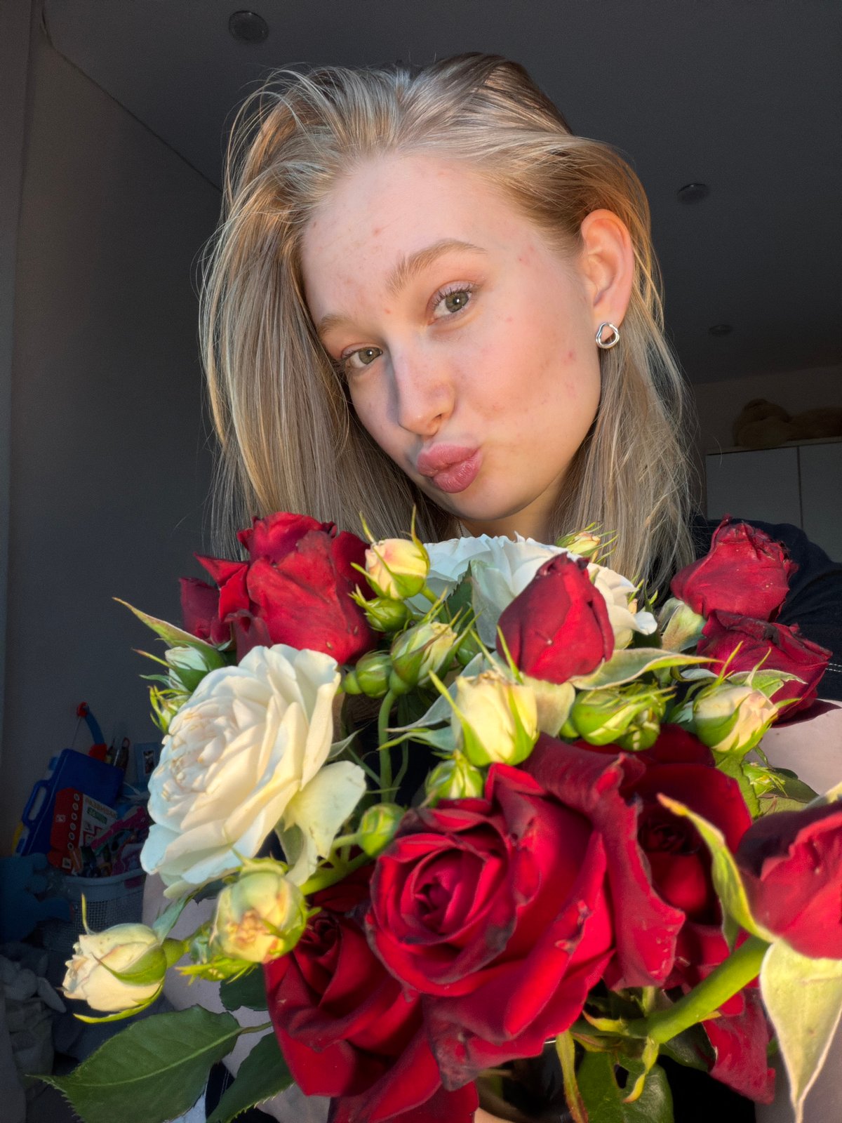 Domestic moments documented in Rossiyskiy: flowers, portraits, window views