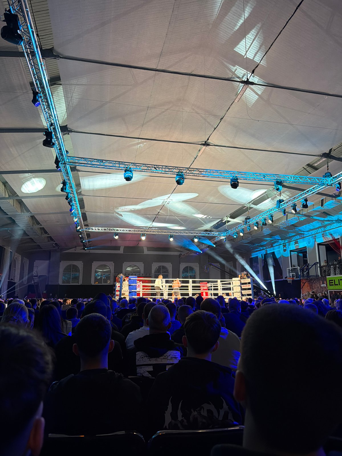 Boxing match draws crowds to tent venue in Sofia