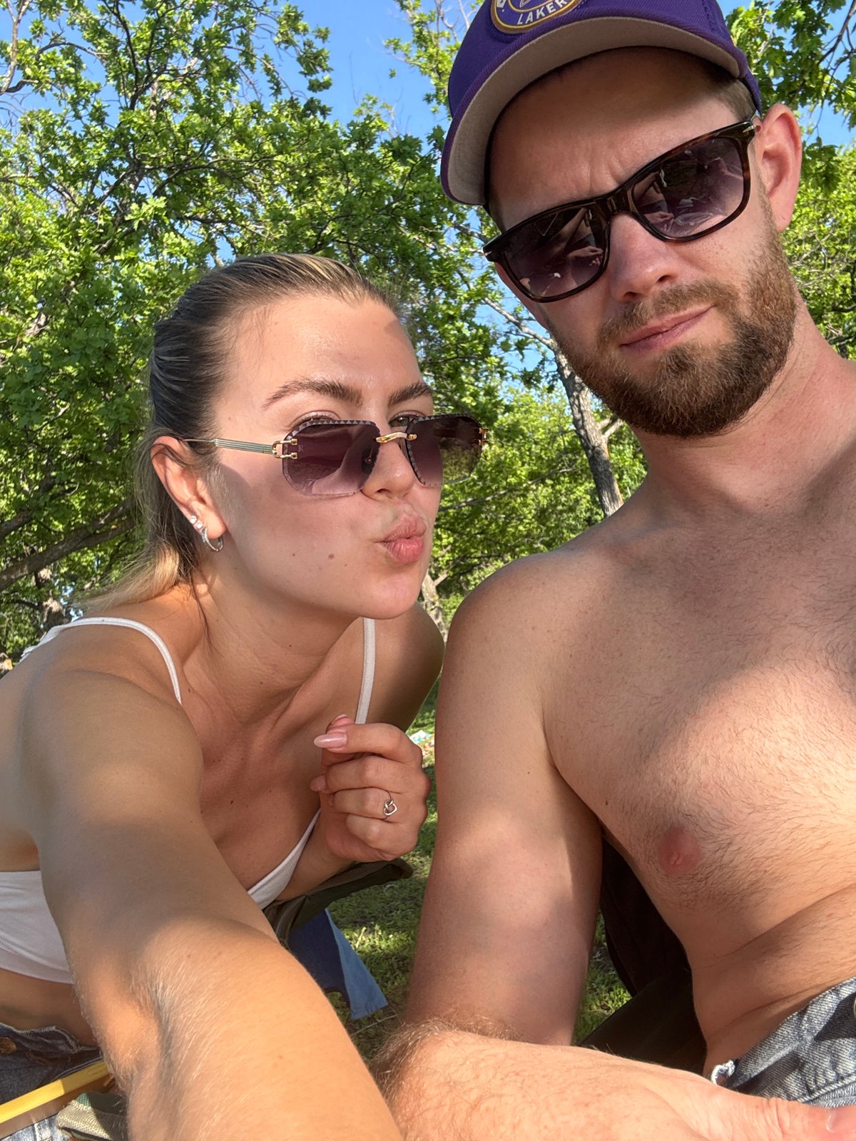Couple enjoys lakeside outing with Lakers cap photo session