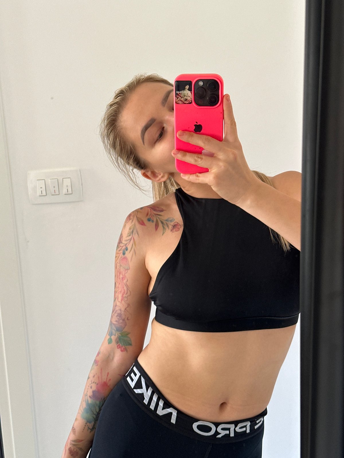 Woman documents daily routine of cooking and fitness in Budva