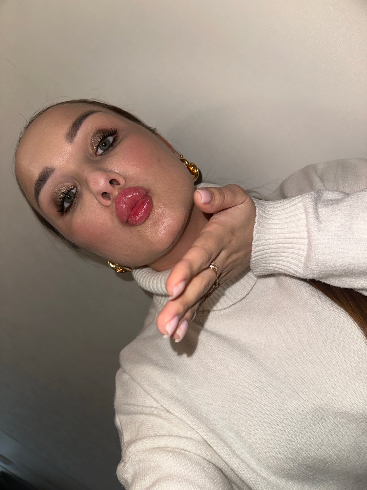 Woman takes multiple selfies indoors in Chaikovsky, Russia