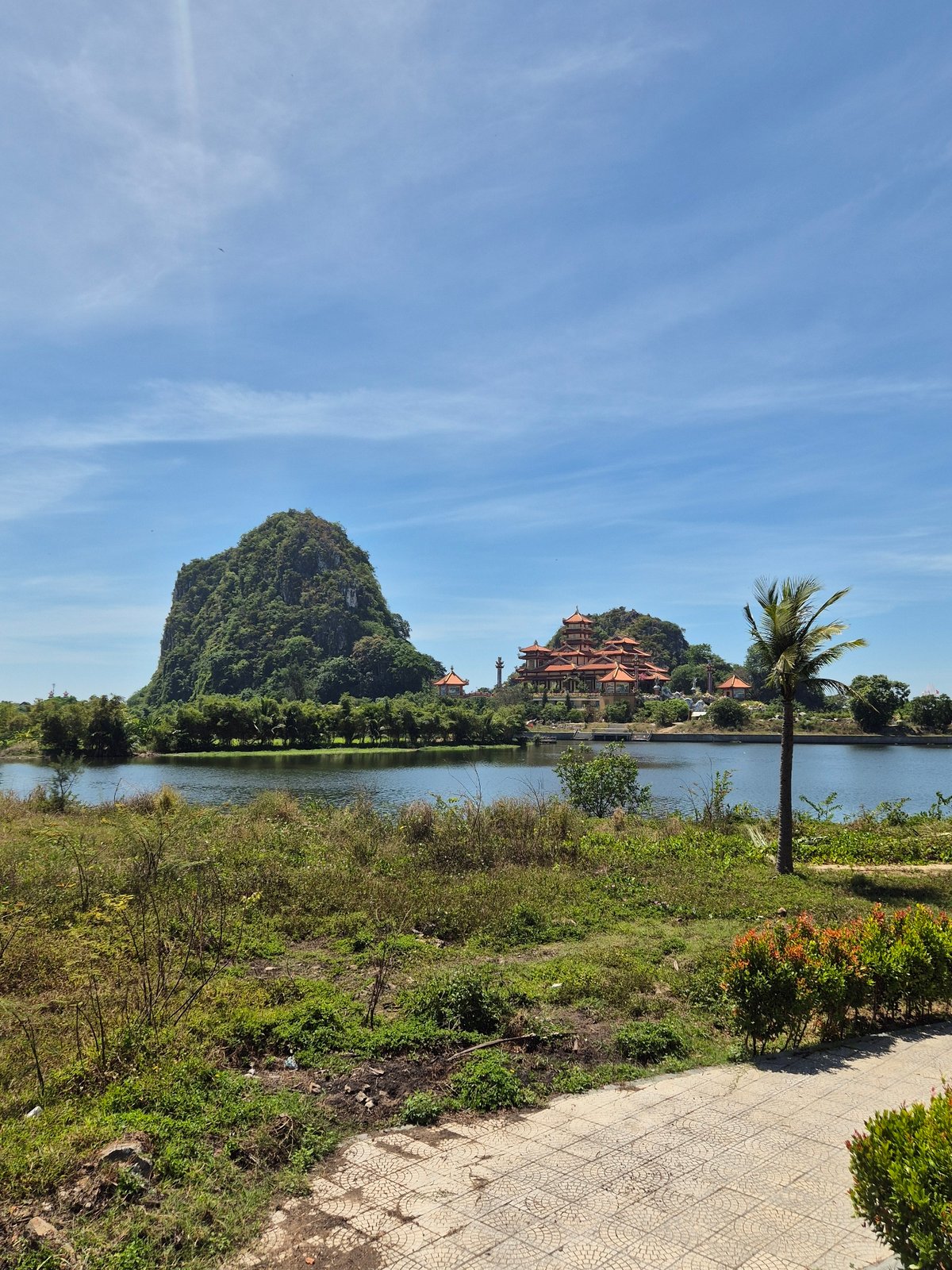 Morning scenes captured around Đà Nẵng's temples and coastline