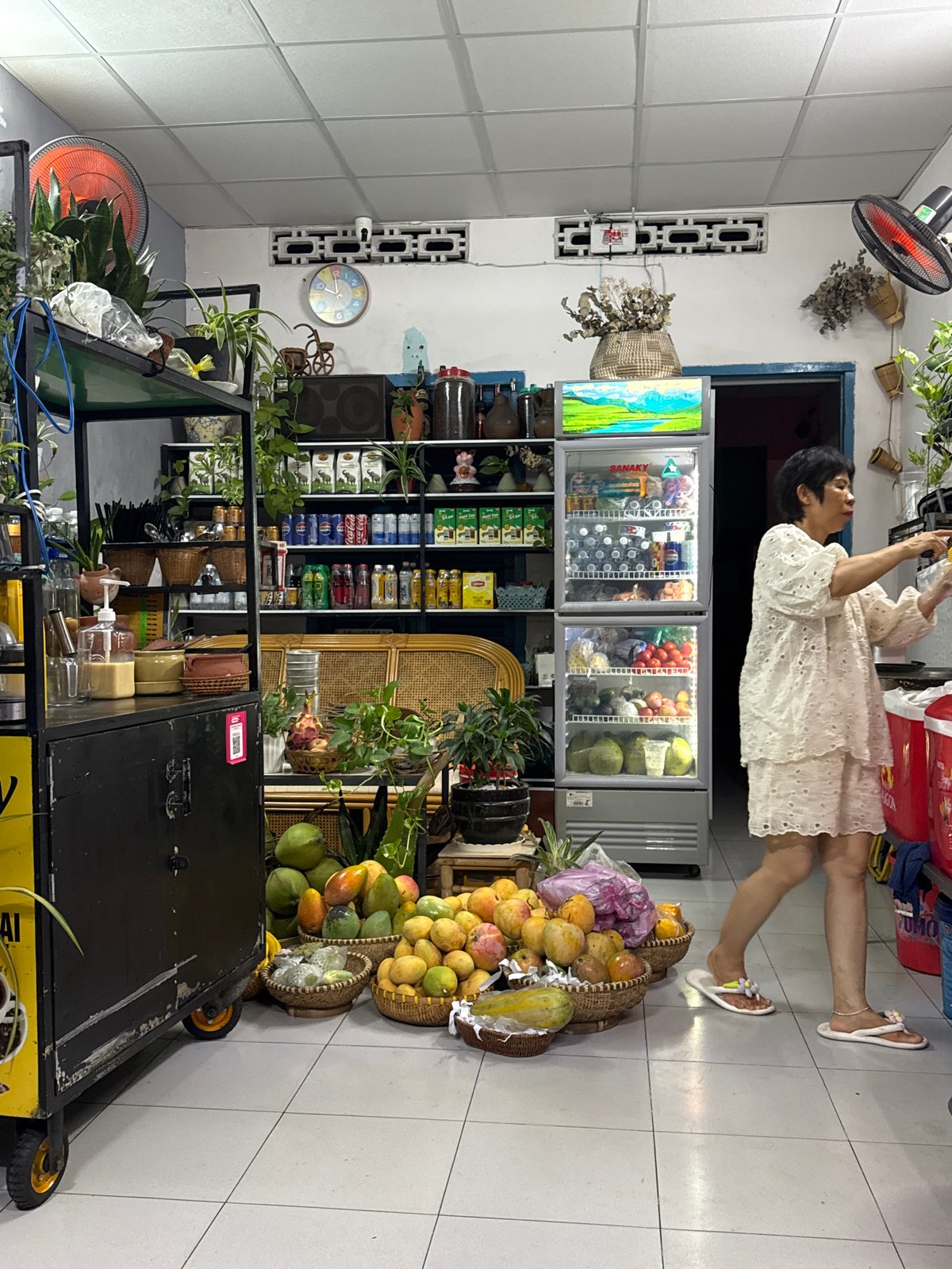 Woman in white outfit spotted at Vietnam retail store