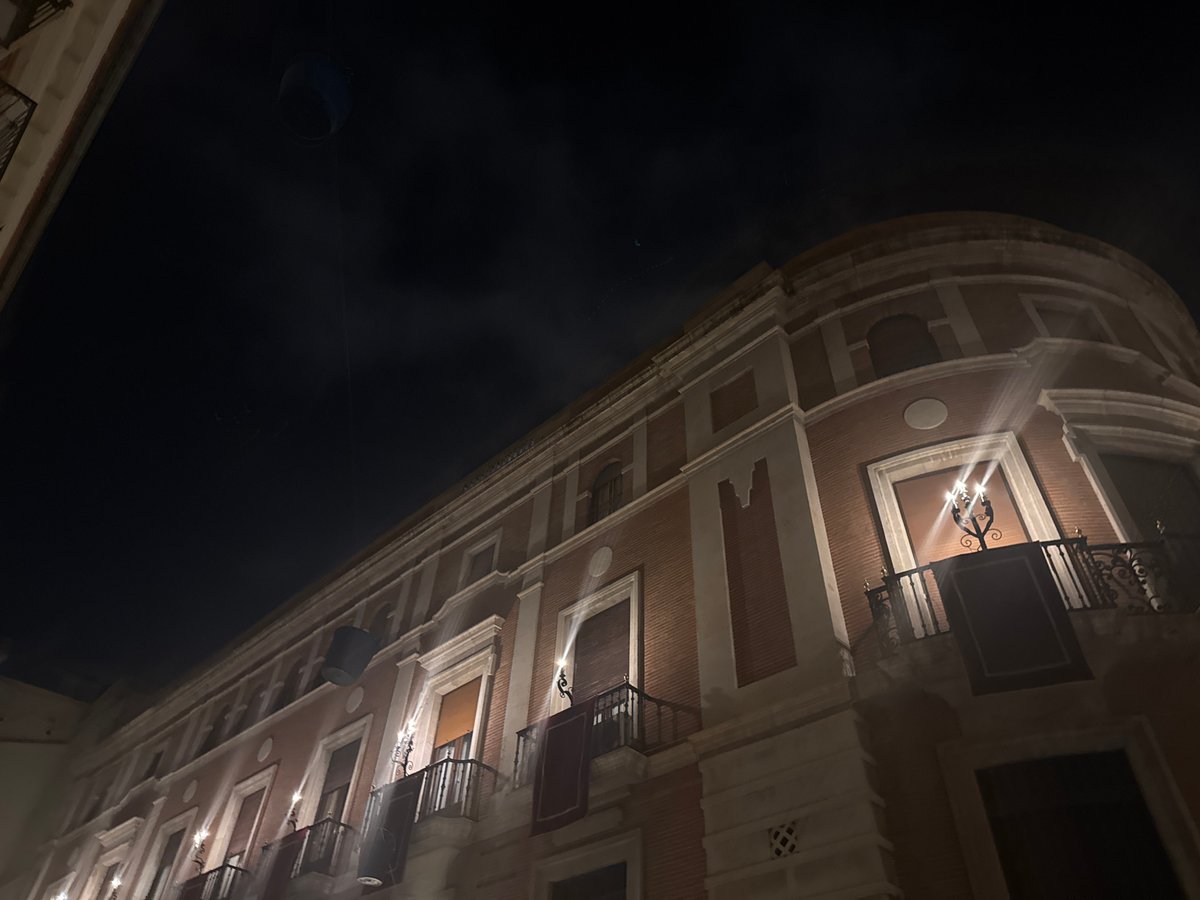 Night documentation of València libraries and street scenes