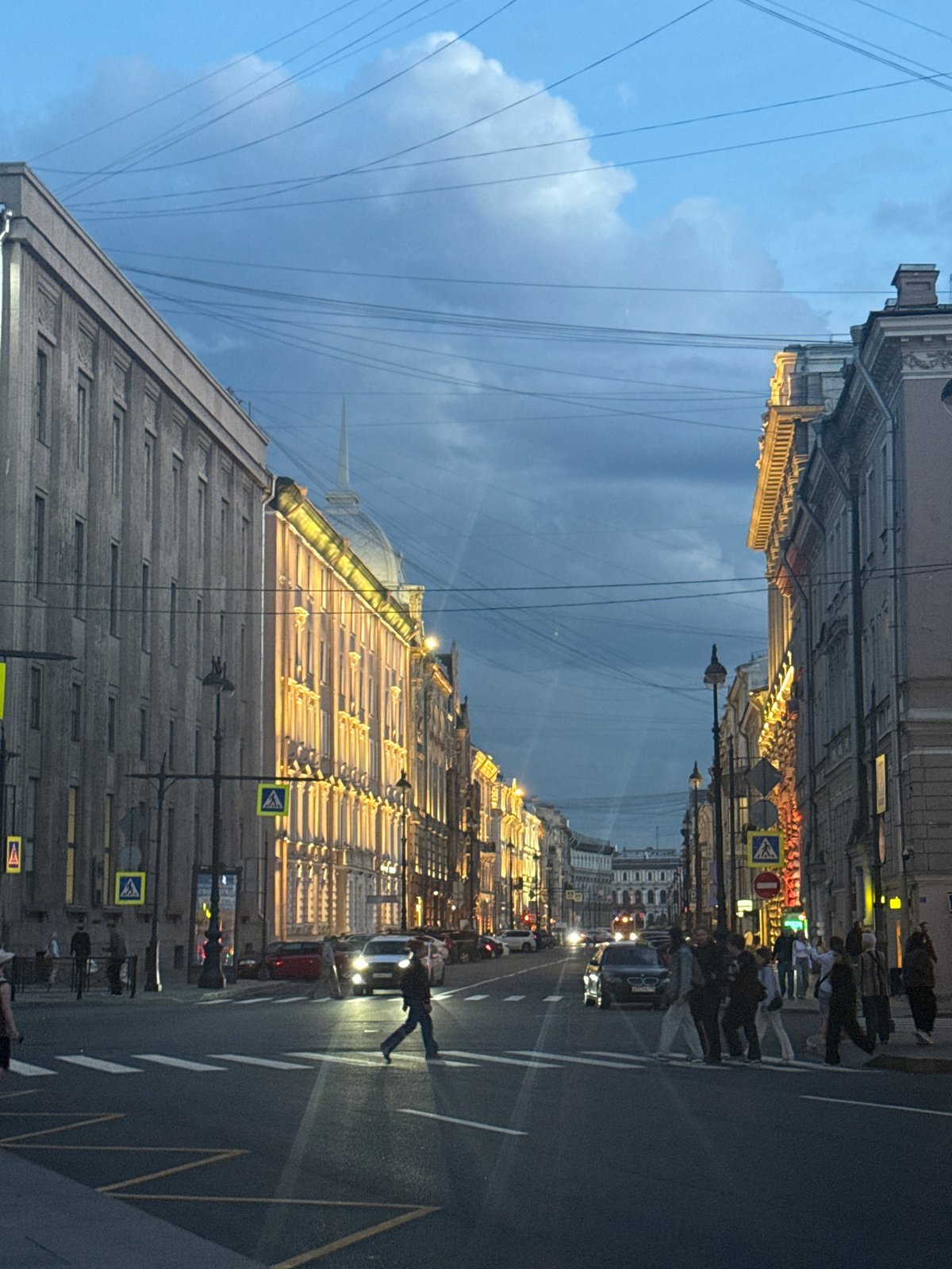 Evening street scenes and fountain displays captured in Saint Petersburg