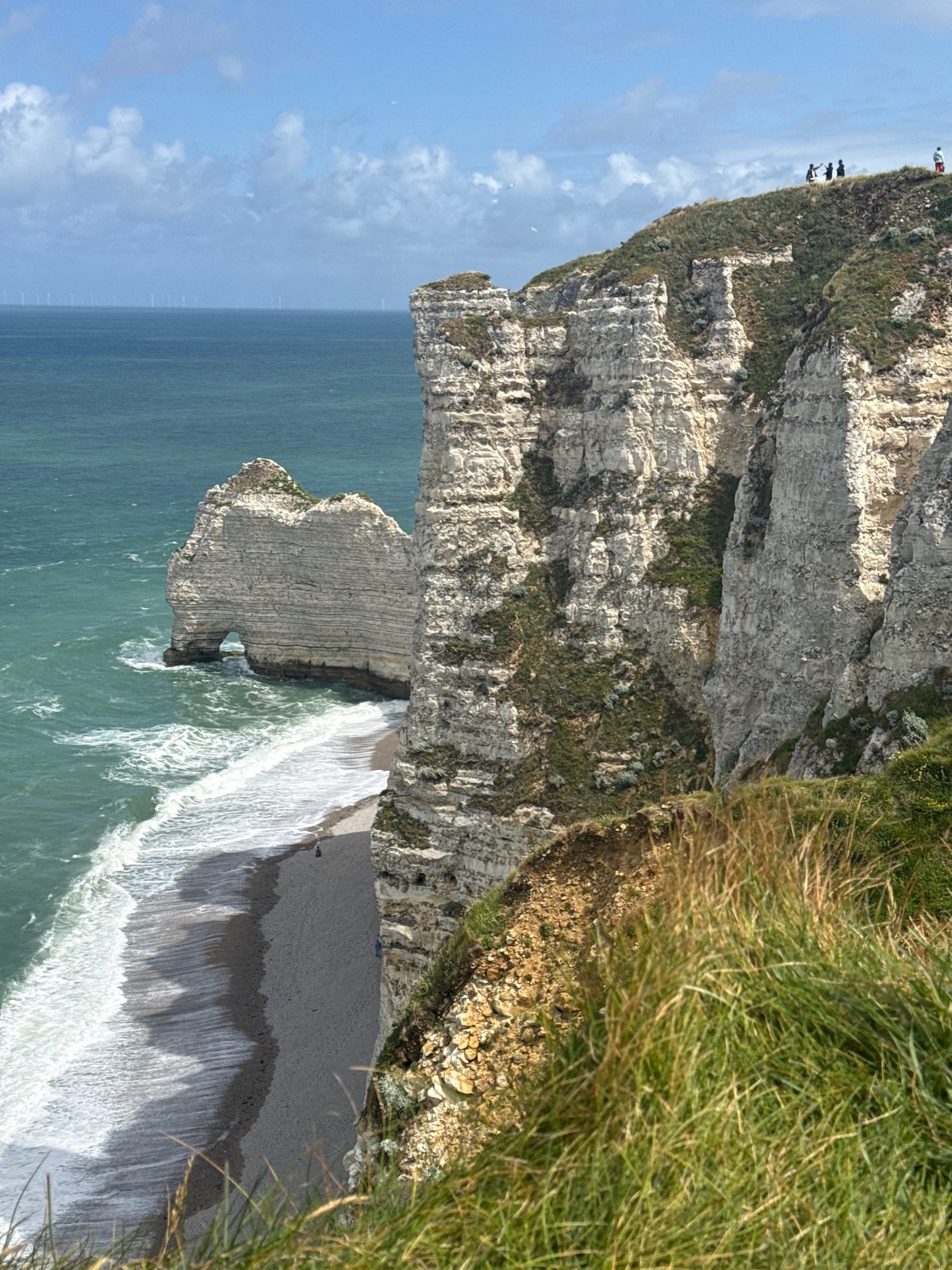 Tourist documents famous Étretat cliffs in 17-minute coastal viewing session
