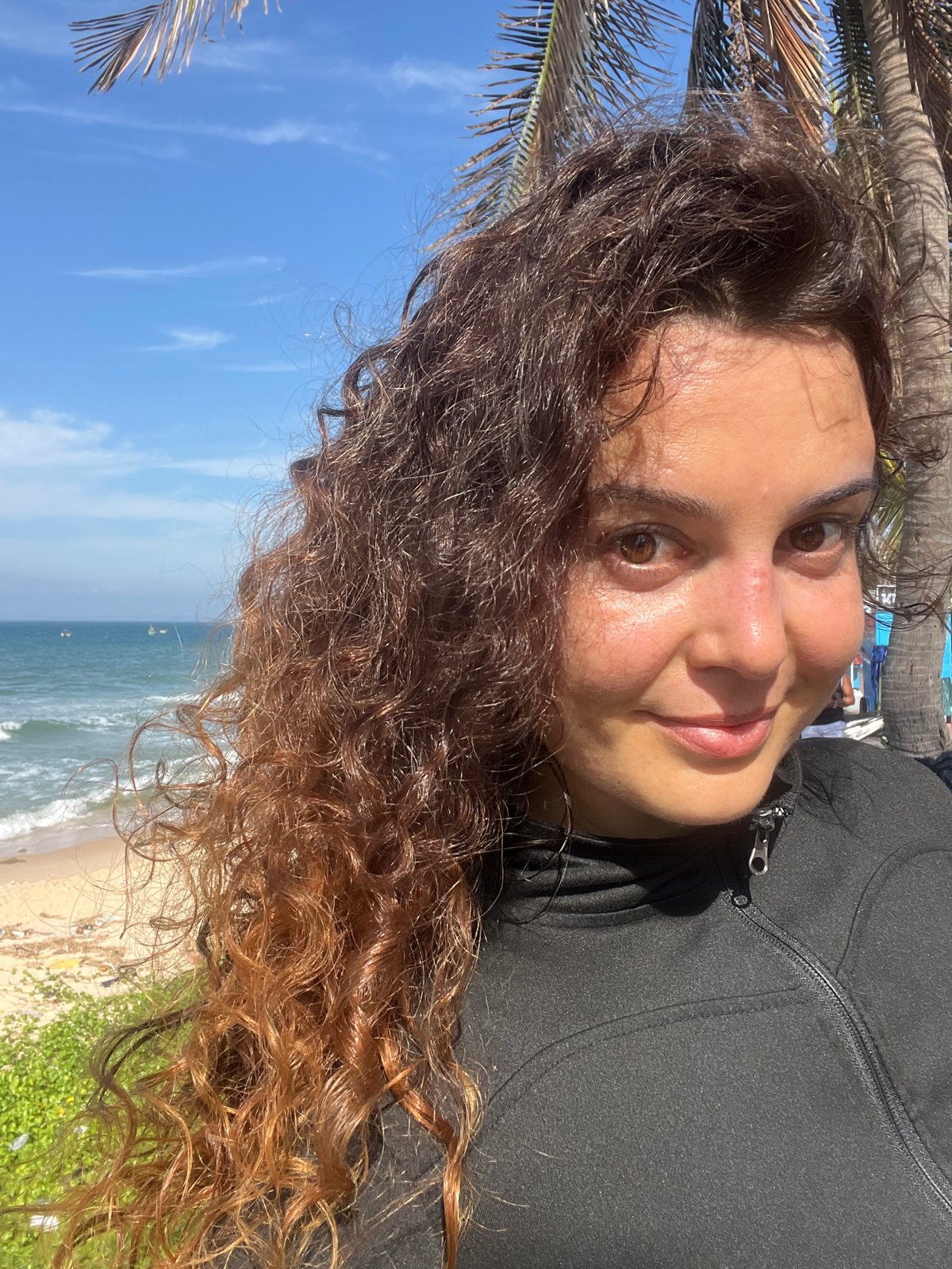 Sunny beach stop in Phu Thuy Ward, selfies and shoreline views