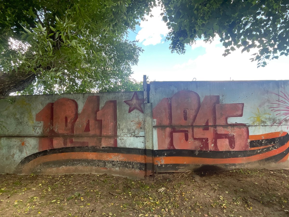 WWII murals and park scenery in Moscow's southwestern suburbs