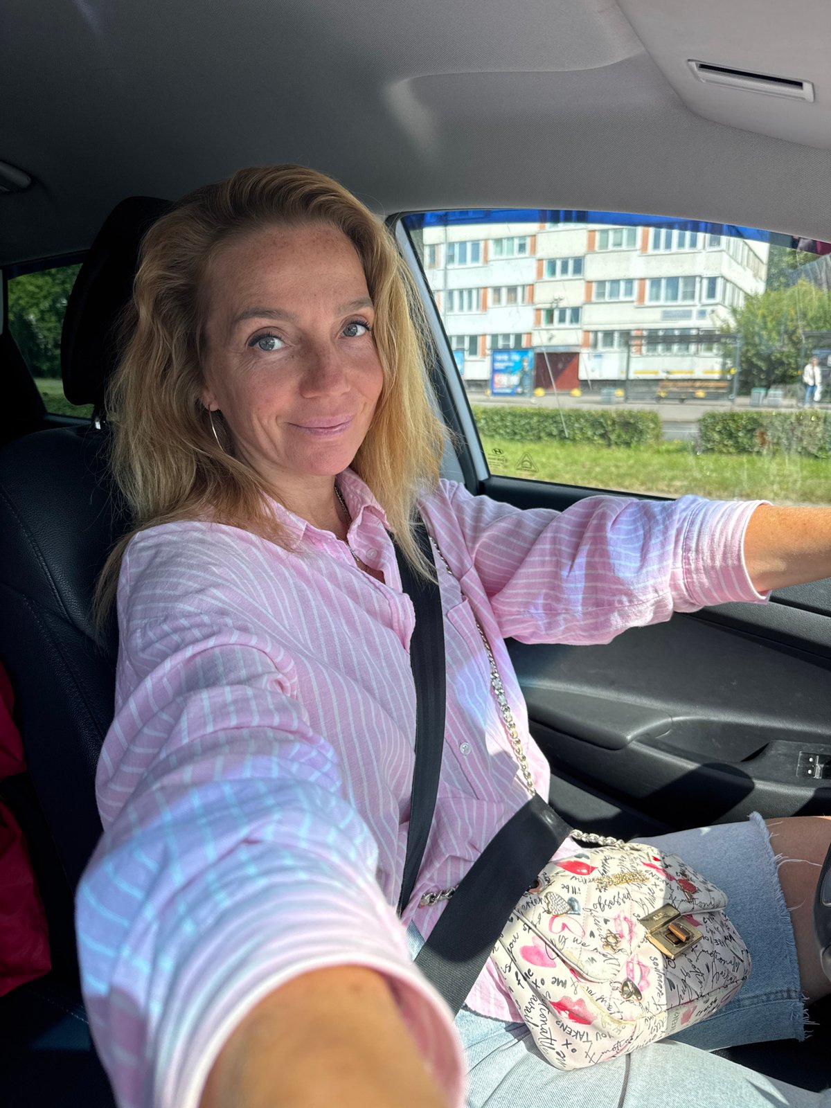 Morning stop in Sinyavino: streets, a church, and selfies
