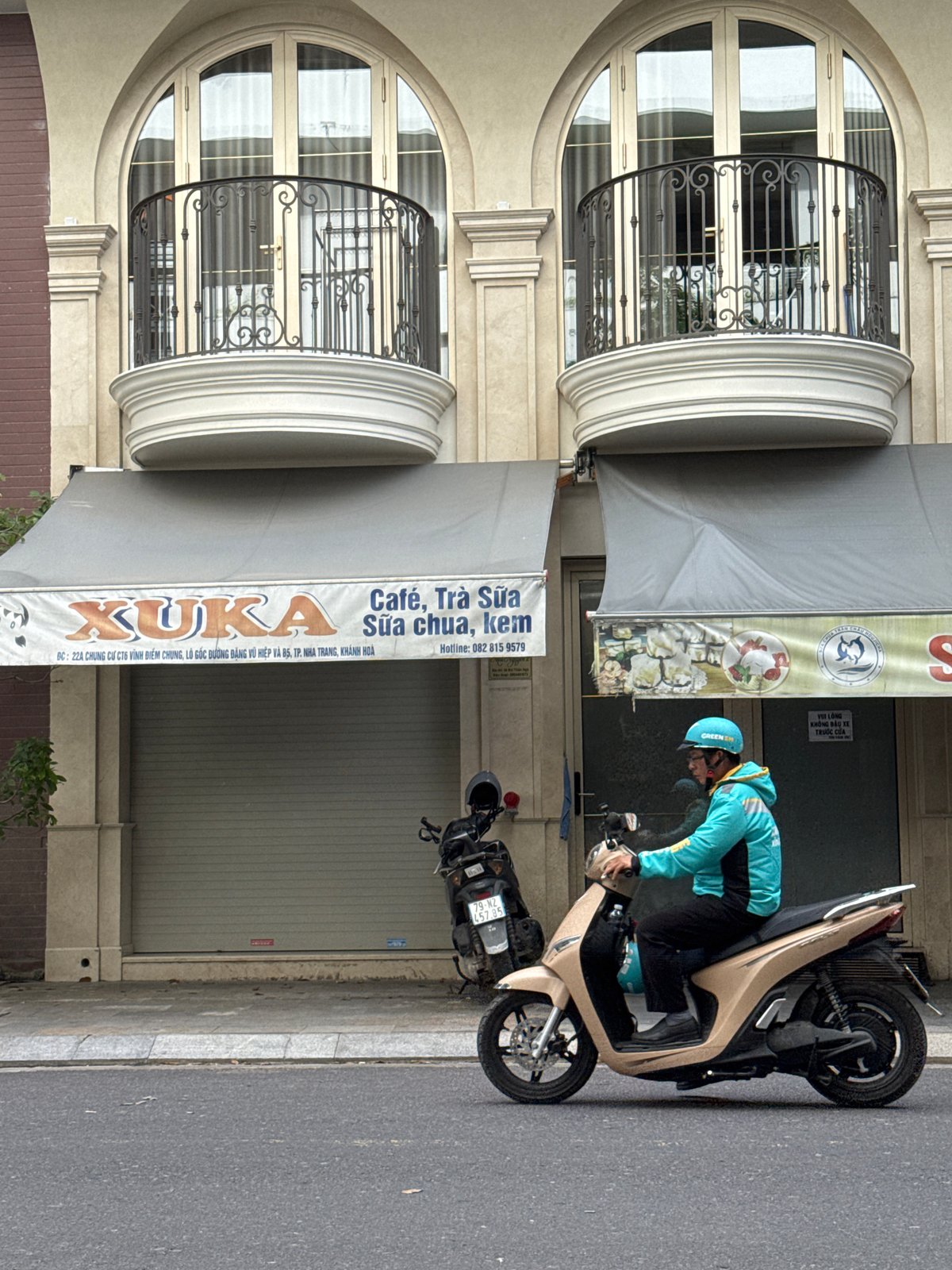 Morning street life in Nha Trang — bikes, cafes, and city flow