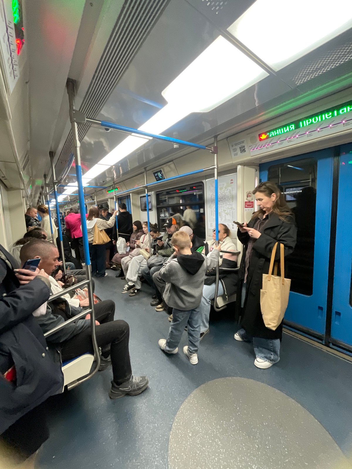 Moscow subway passengers and station scenes documented midday