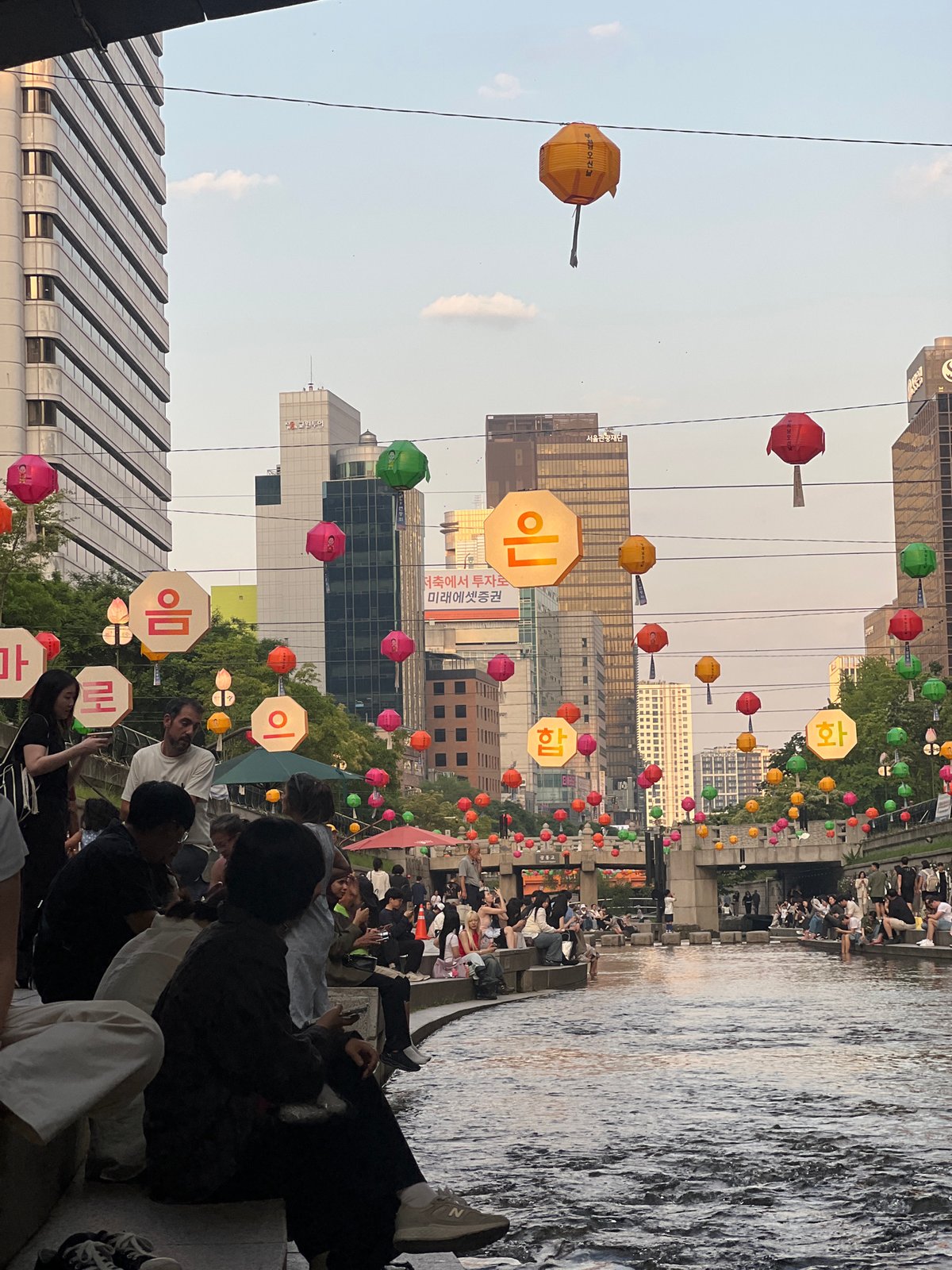 Seoul residents gather along urban riverside for morning relaxation