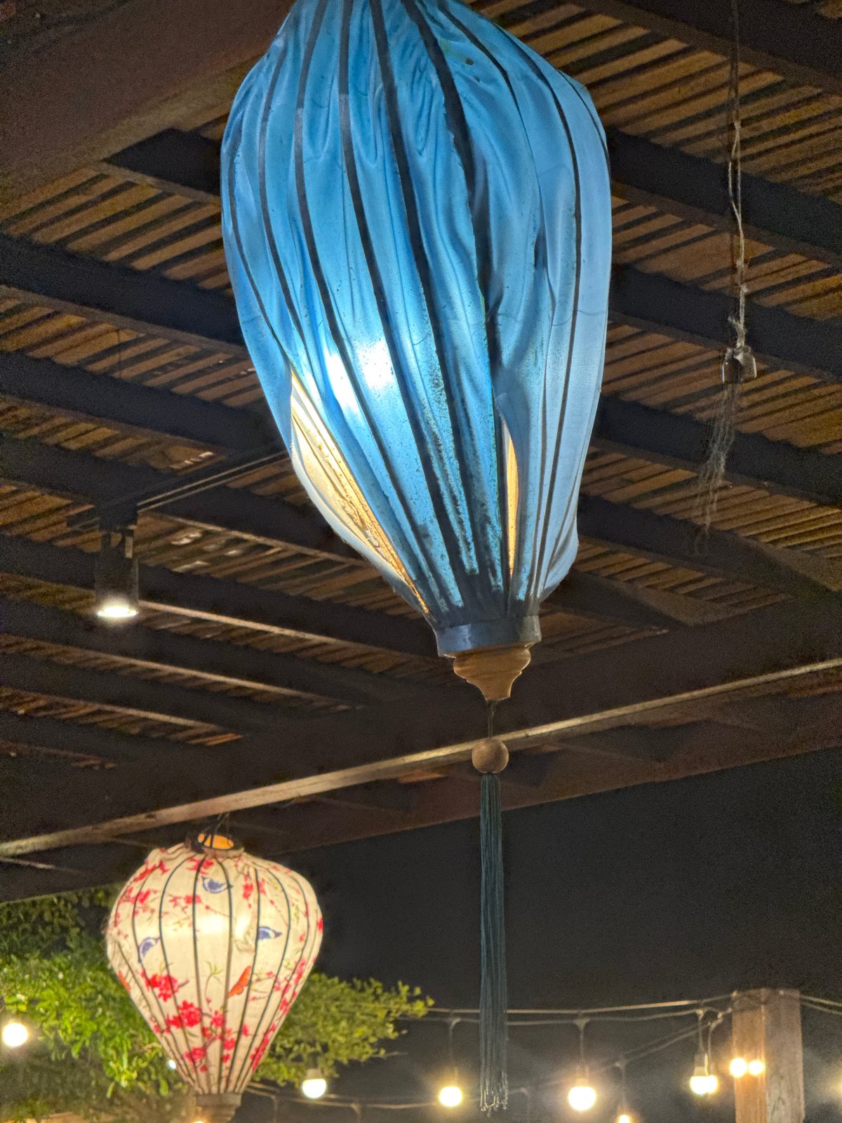 Evening dining with live music captured at Nusa Penida restaurant