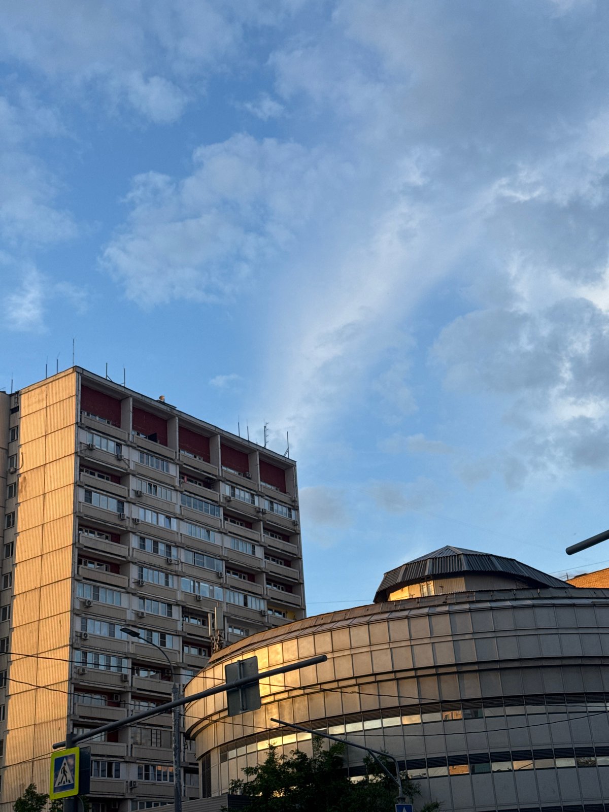 Moscow golden hour documented in 24 photos during 17-minute walk