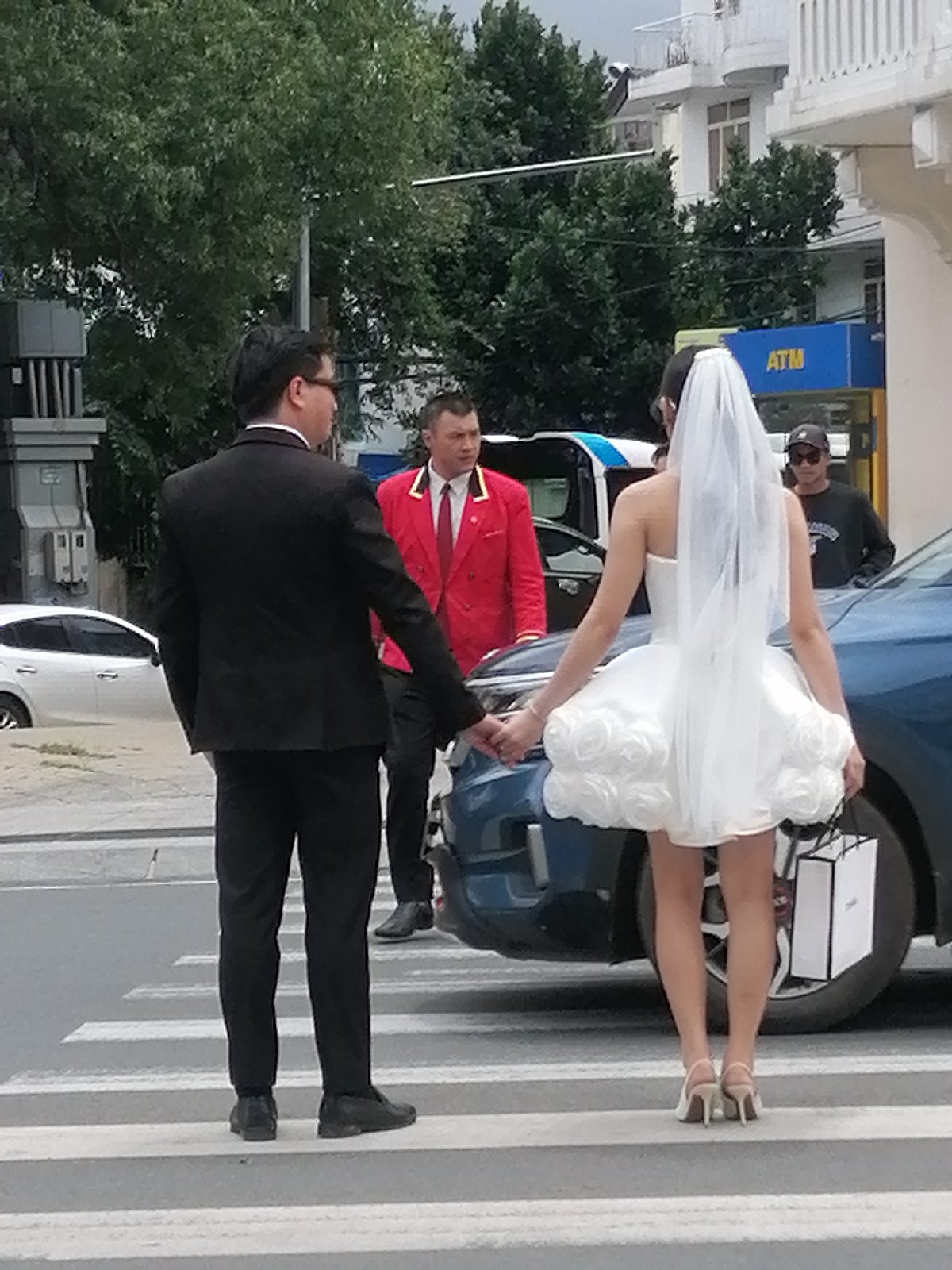 Wedding couple conducts early morning photoshoot in Da Lat