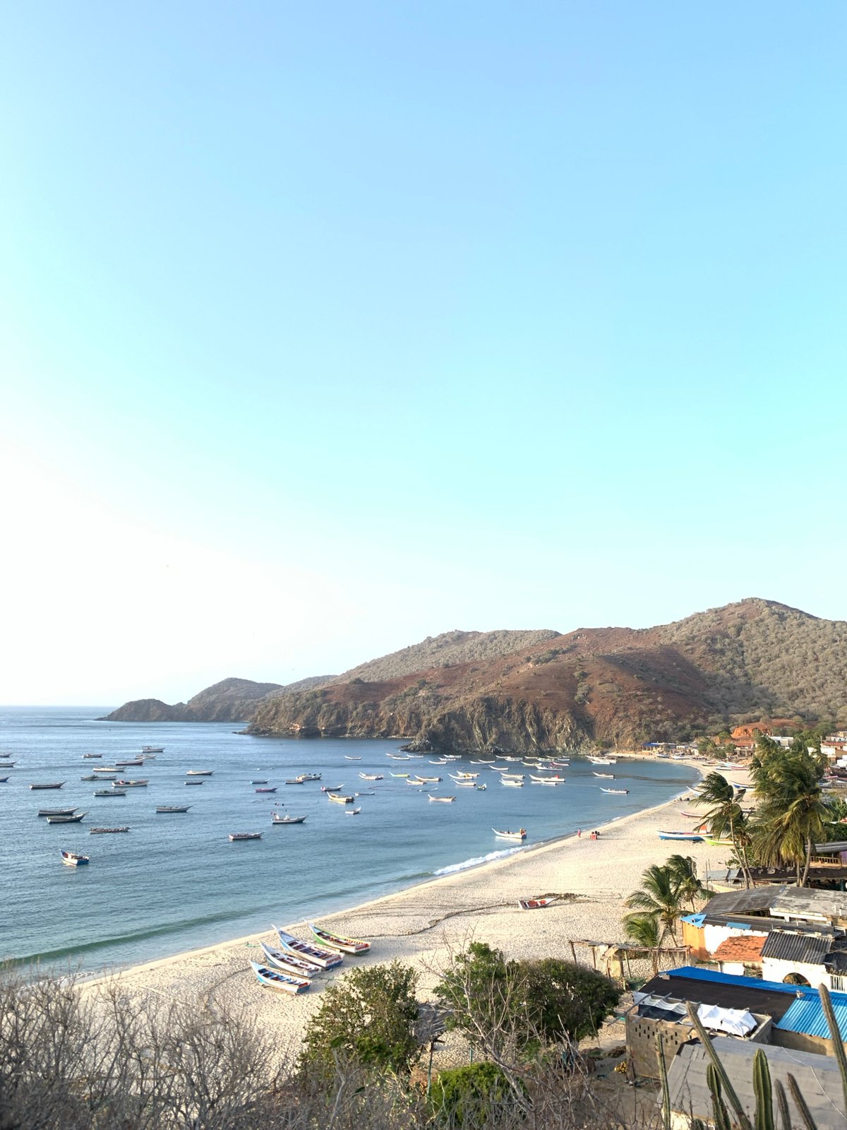 Peaceful coastal scenes documented across Venezuelan bay areas