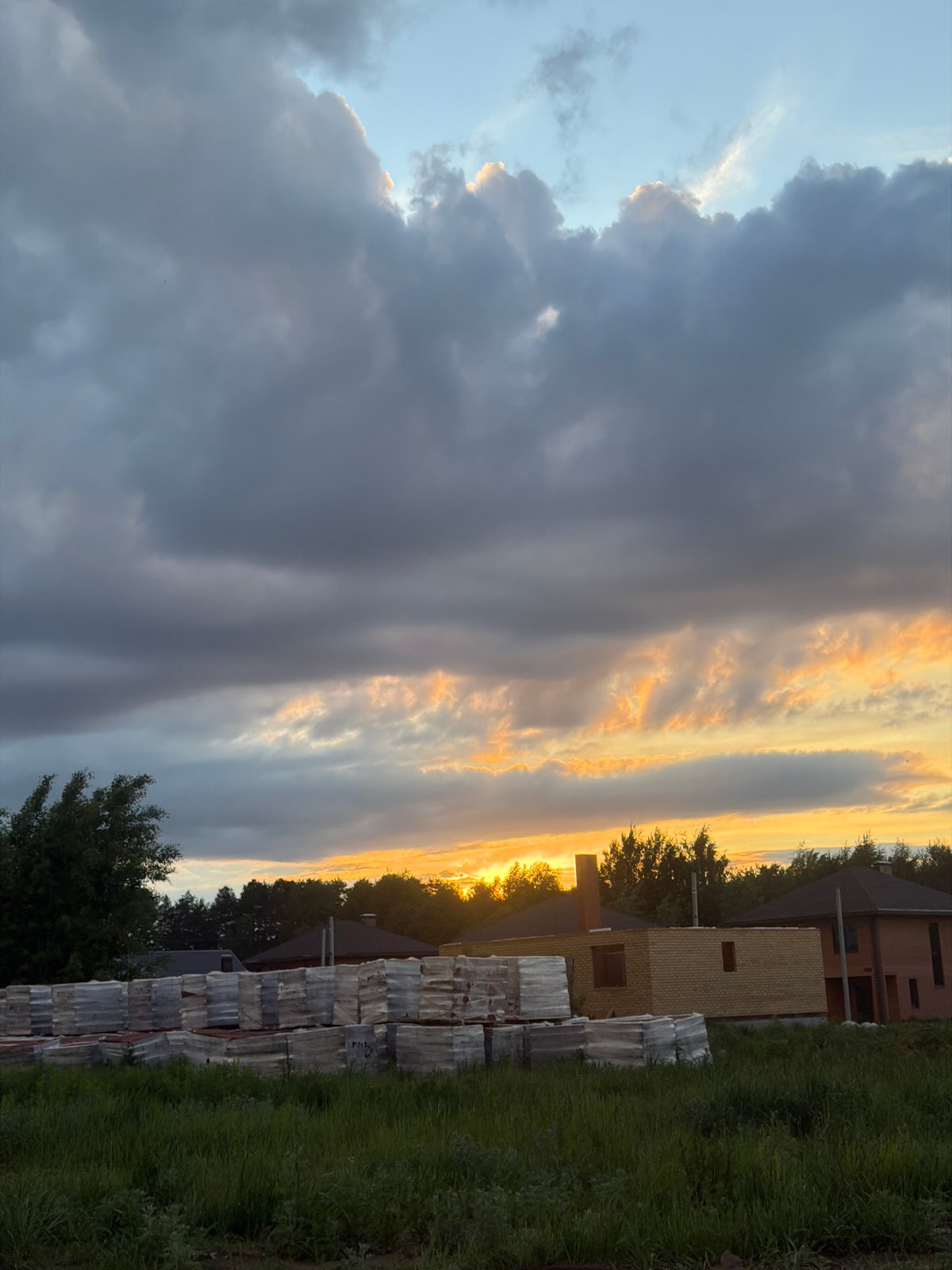 Ordinary afternoon documented in suburban Chaikovsky, Russia