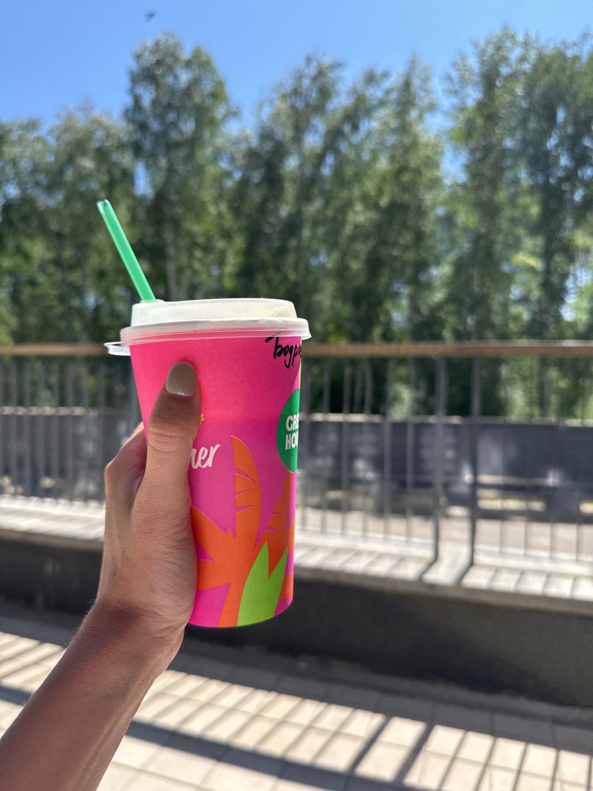 Summer drinks and chill vibes at a Krasnoyarsk outdoor spot