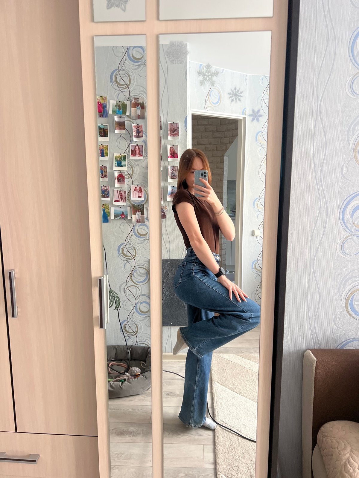 Woman documents morning routine with selfies, pet, cooking in Russia