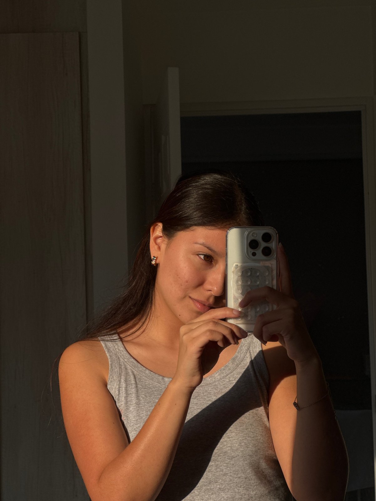 Woman documents evening moments with selfies, sky photos in Mexico