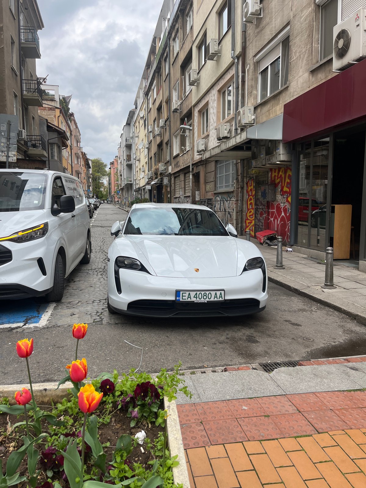 Sofia resident captures street life, unconventional pizza preparation