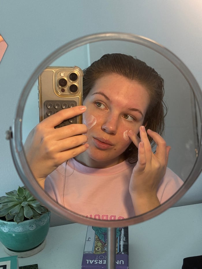 Woman documents personal routine through selfies in Belgrade suburb