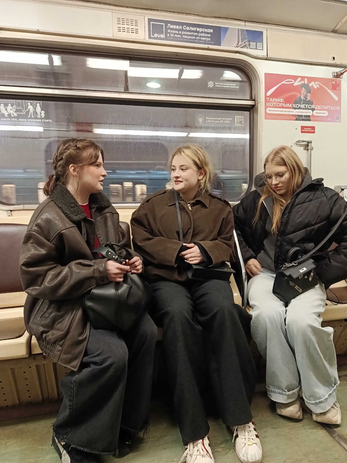 Evening life documented across Moscow metro, streets, restaurants