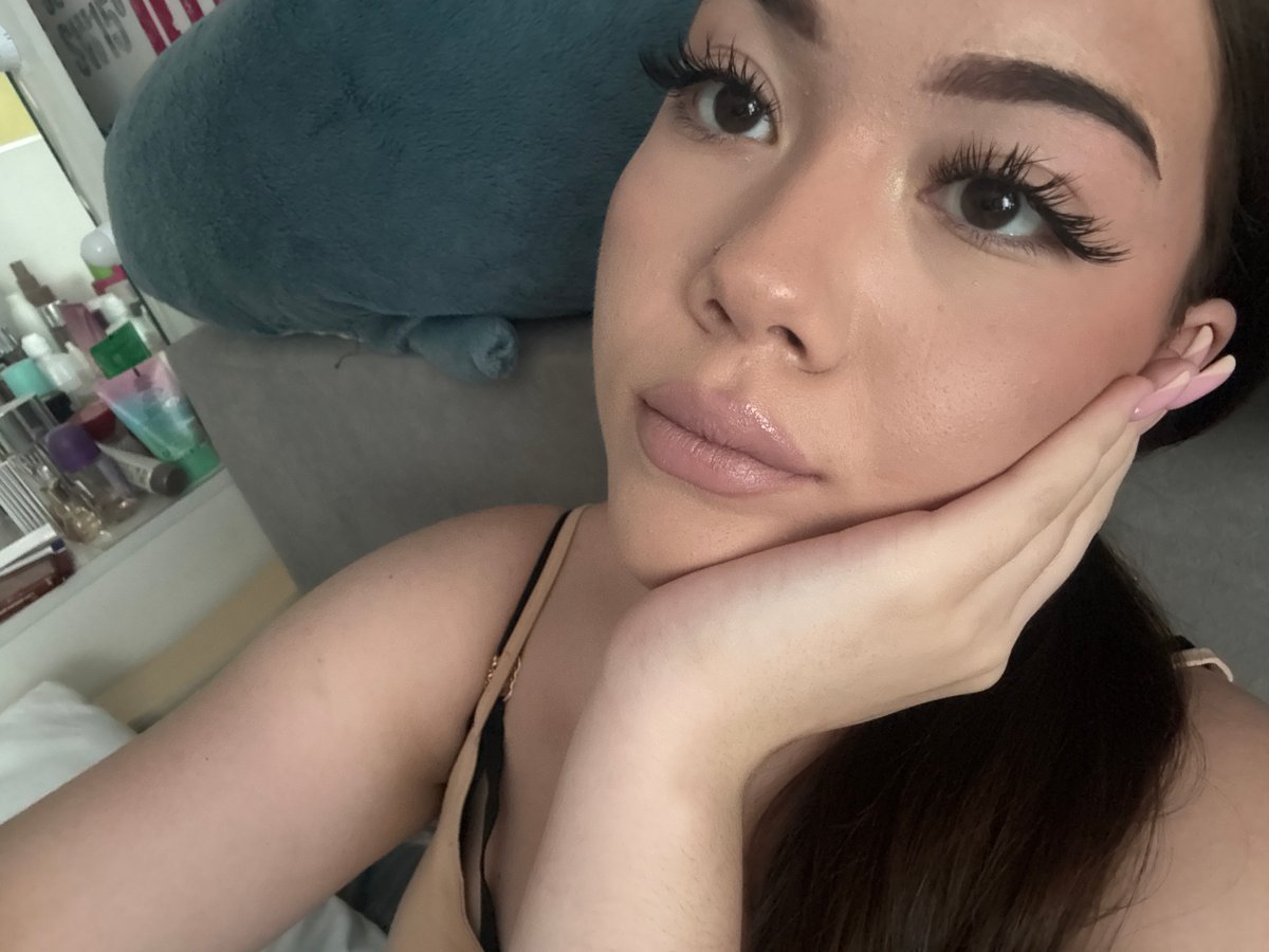 Woman captures selfie session in Naberezhnye Chelny bedroom