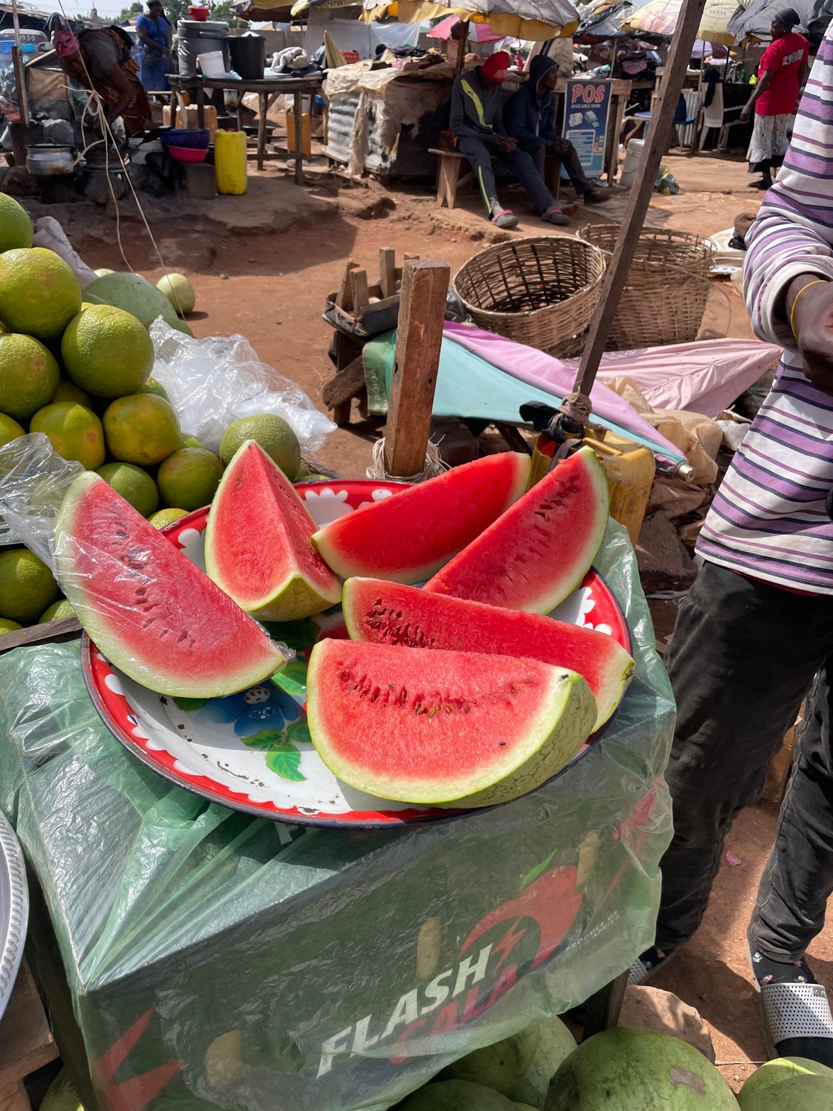 Street vendors and markets busy throughout morning in Gura Top