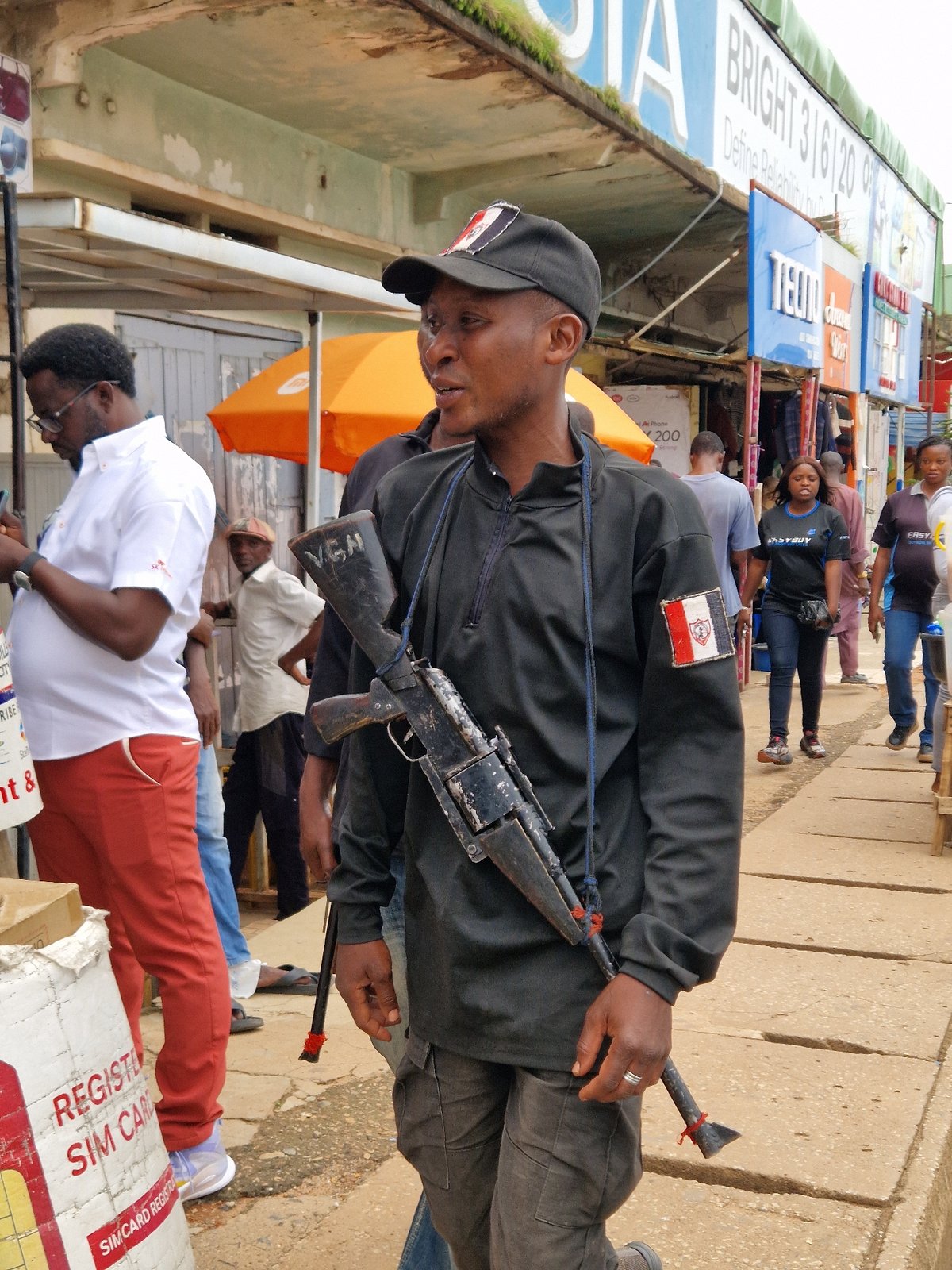 Everyday life at an outdoor market in an urban African setting.