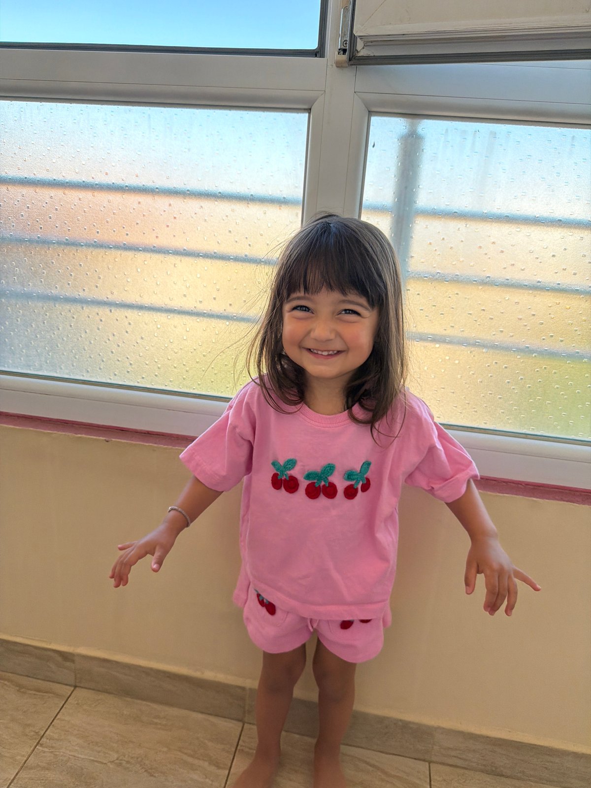 Summer day in Burgas: apartment selfies and a kid in pink
