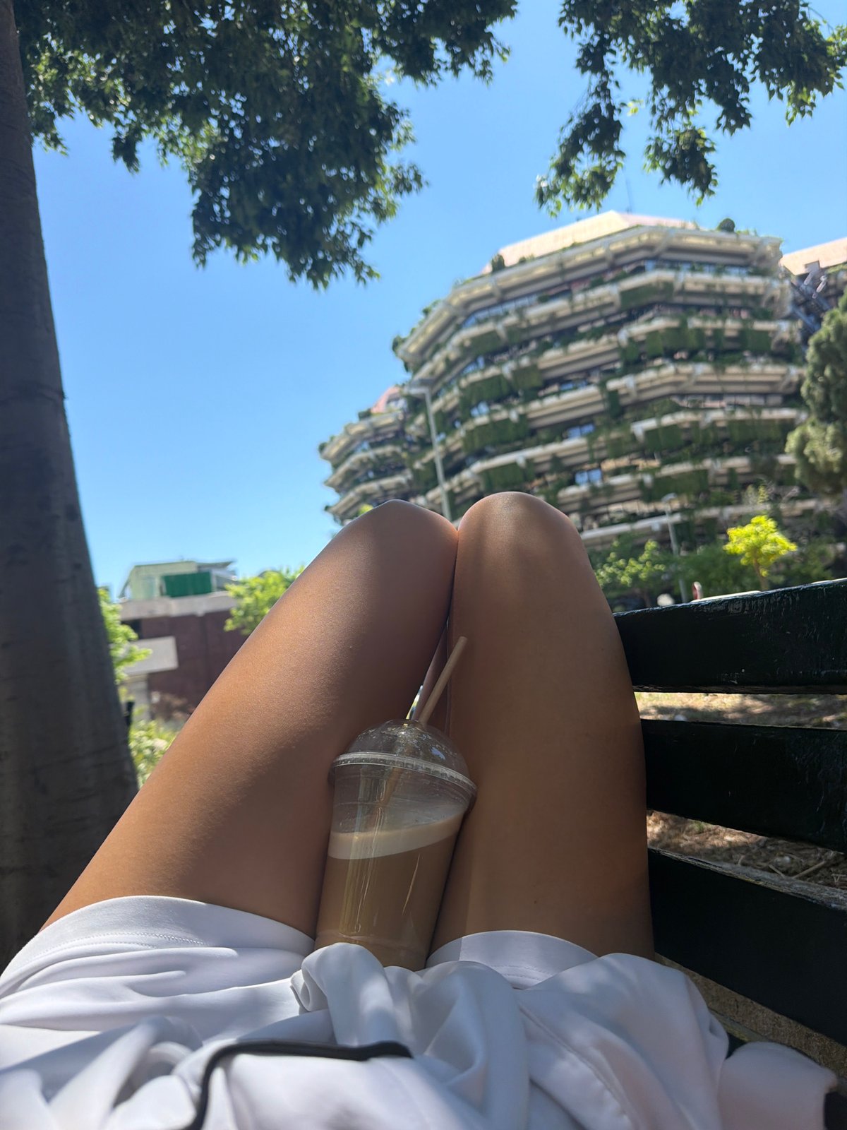 Casual moments captured across Barcelona neighborhoods Friday afternoon