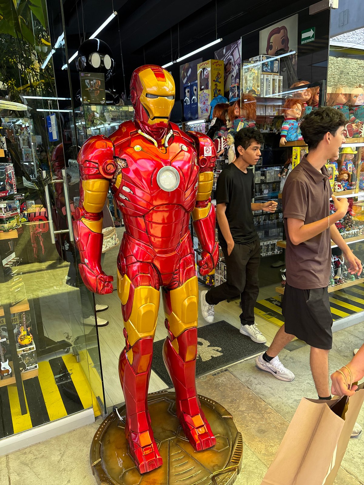 Collectibles shop and amusement park scenes documented in Cuernavaca