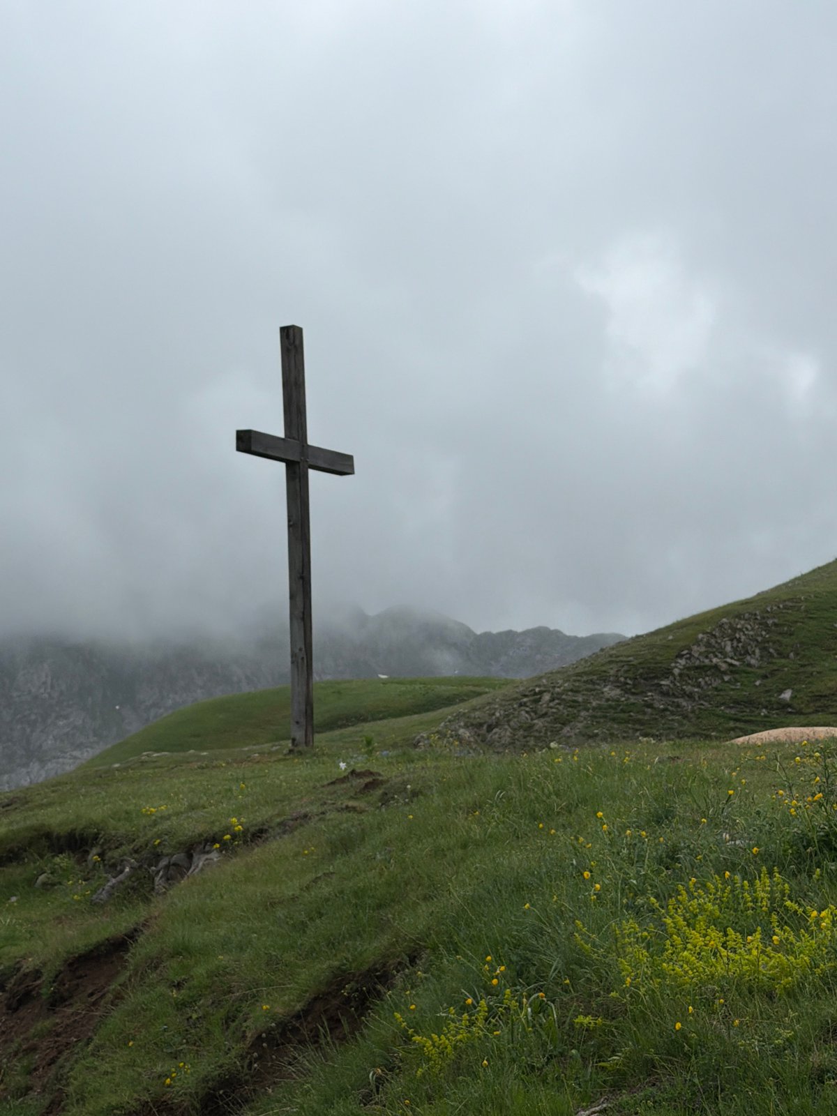 Hiker documents peaceful mountain walk with dog at Kapetanovo Jezero