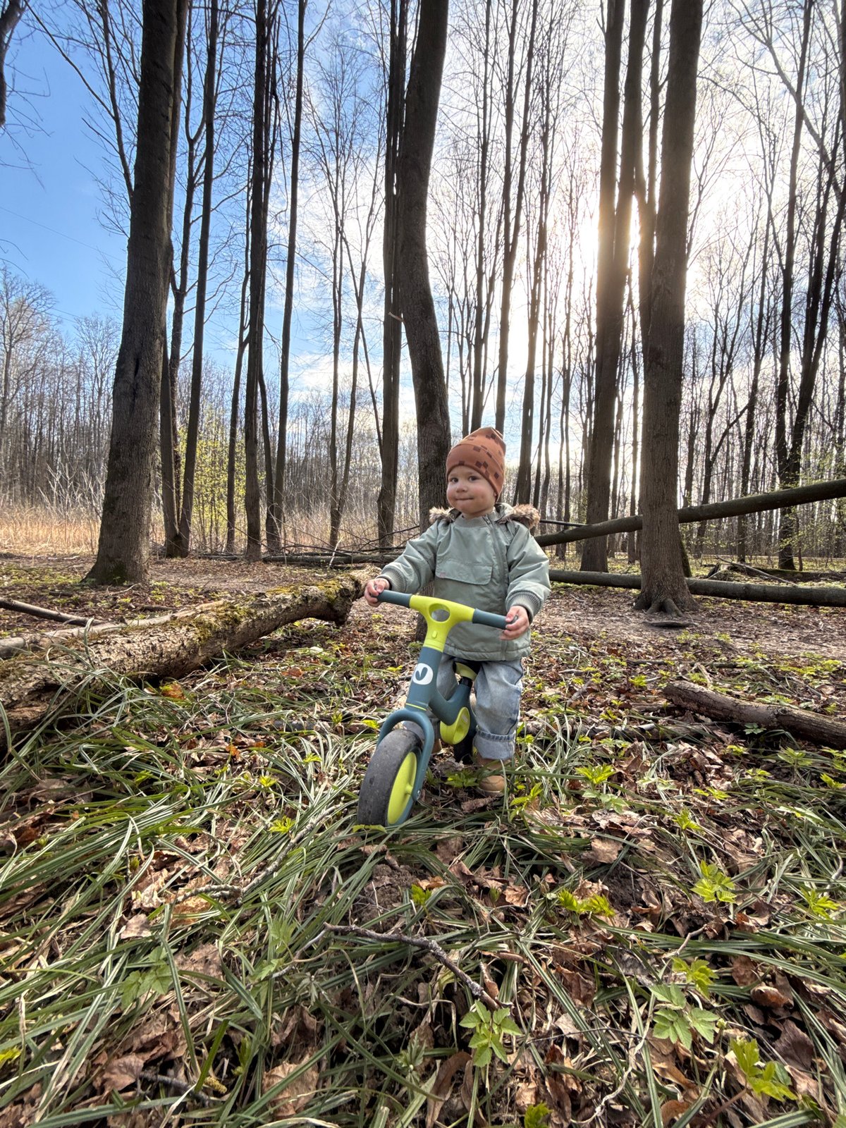 Toddler with balance bike spotted in Rusanovo woods