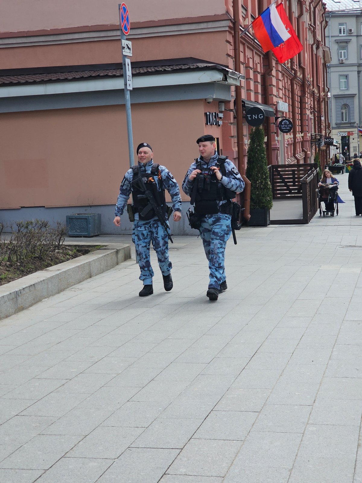 Ordinary Moscow street life documented across 24-minute timespan