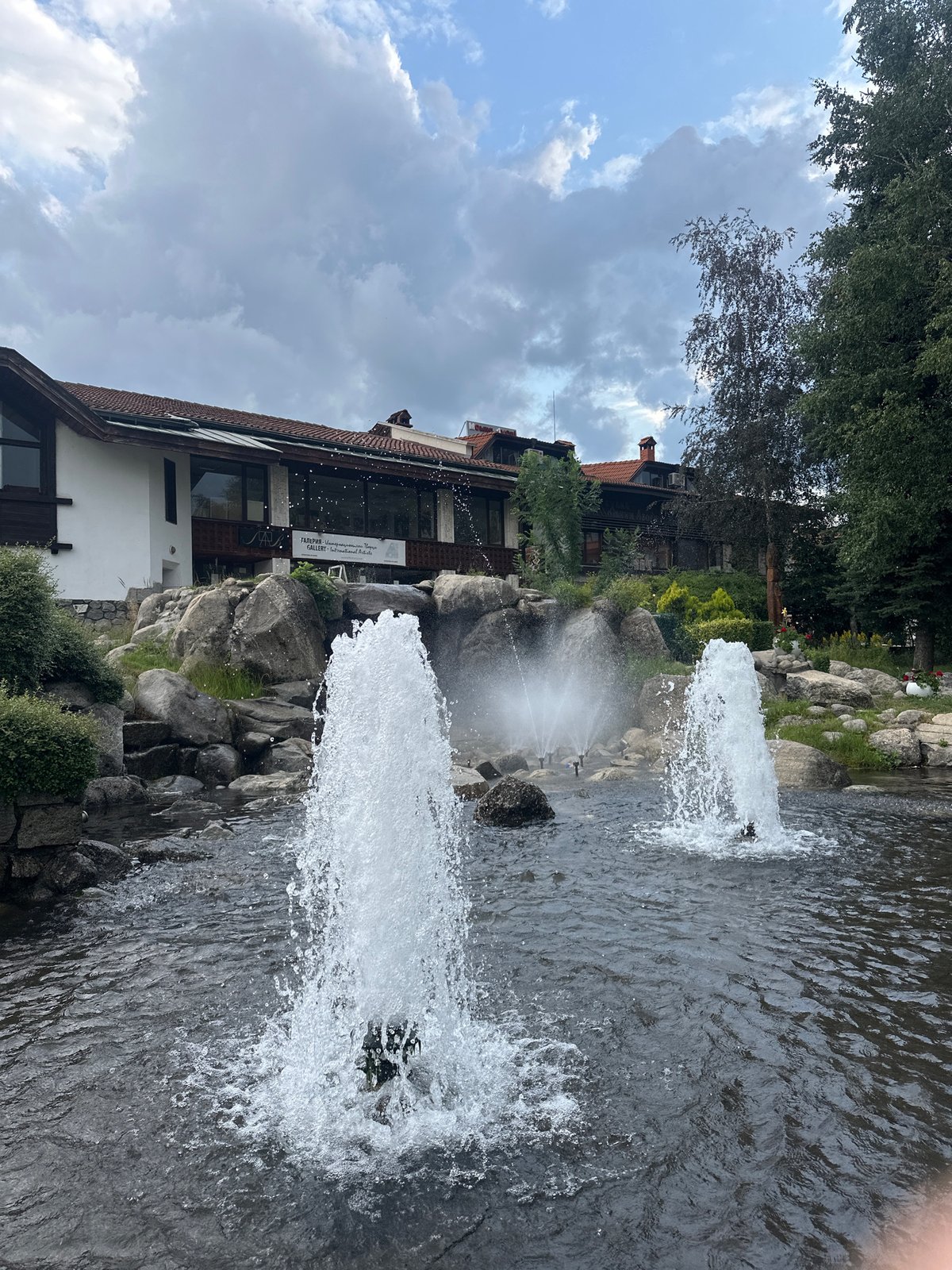 Bansko old town: fountains, stone houses, and a piano planter