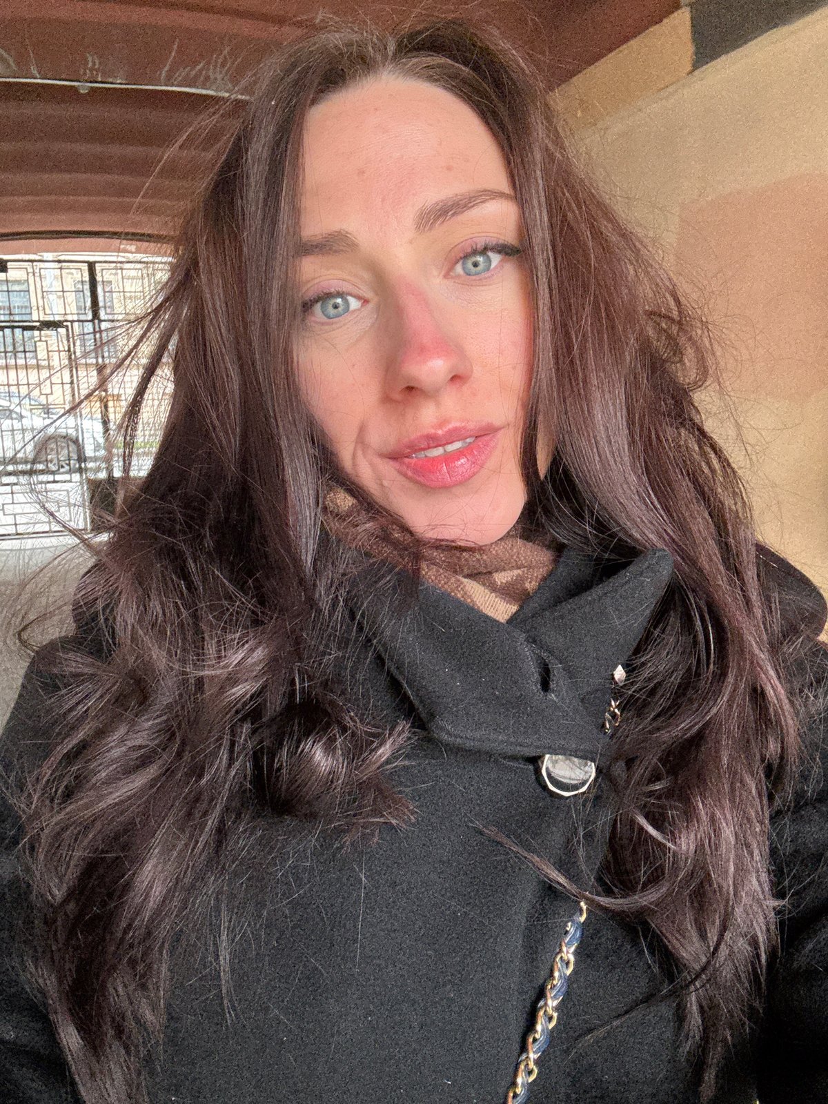 Woman documents bronze statue encounter in Saint Petersburg park