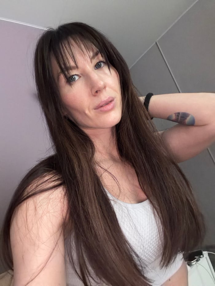 Woman documents morning routine in Perm home through selfies, cooking